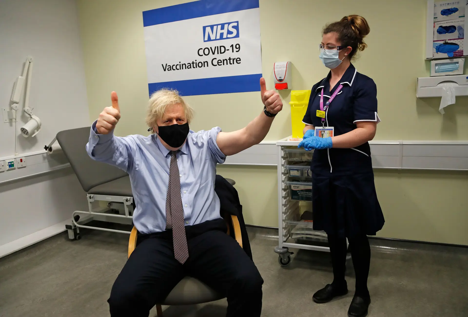 "Não senti, literalmente, nada". Boris Johnson recebeu primeira dose da vacina da AstraZeneca