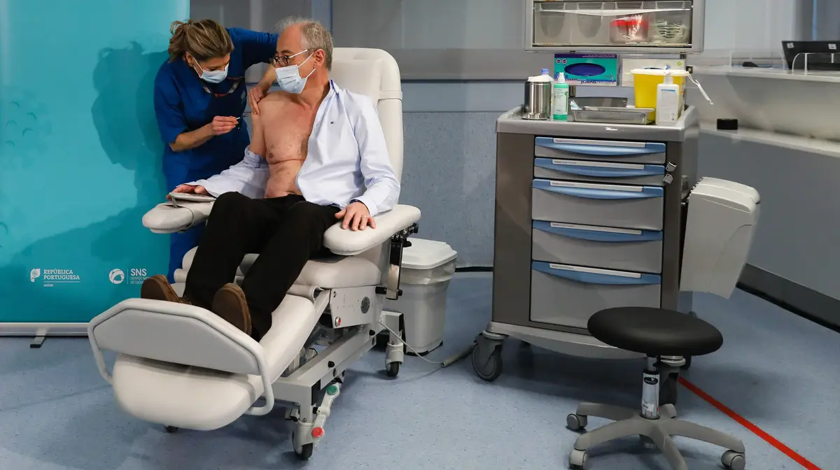Foto datada de 27/12/2020: O médico António Sarmento, 65 anos de idade, recebe a vacina contra a covid-19 no hospital de São João, Porto.