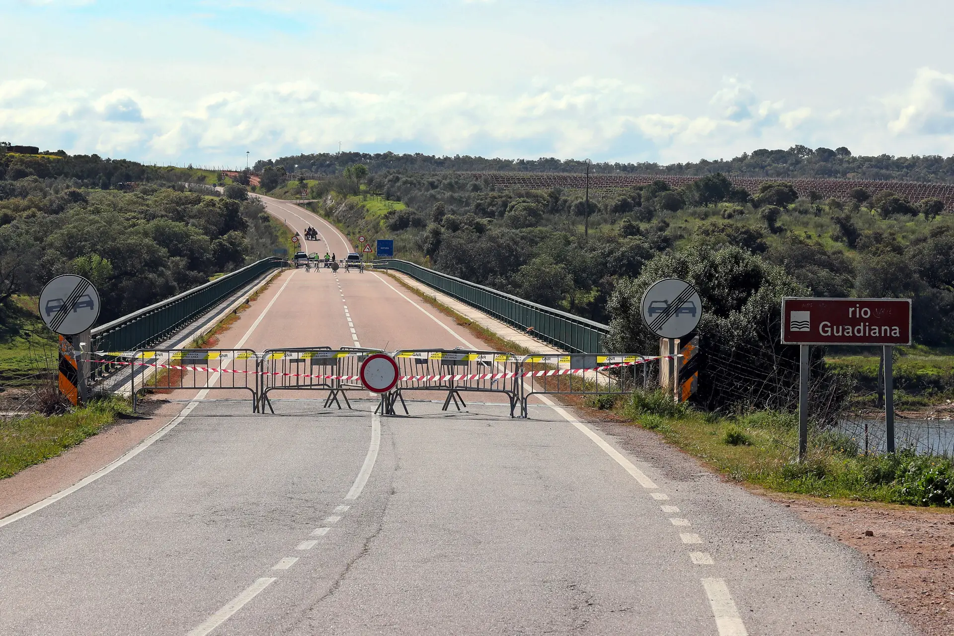 GNR - Guarda Nacional Republicana - Fronteira Terrestre entre Portugal e  Espanha Na sequência da pandemia de COVID-19 e, para segurança de todos, as  fronteiras terrestres entre Portugal e Espanha fecham a