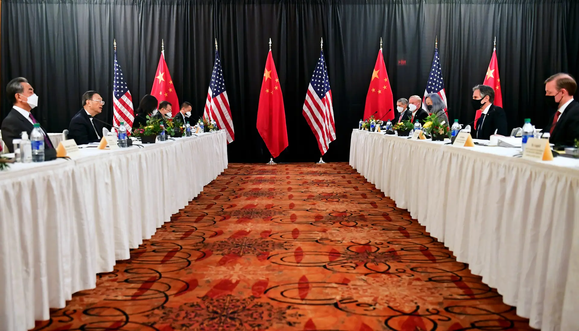 Estados Unidos e China reúnem-se sob tensões e "cheiro a pólvora e drama"