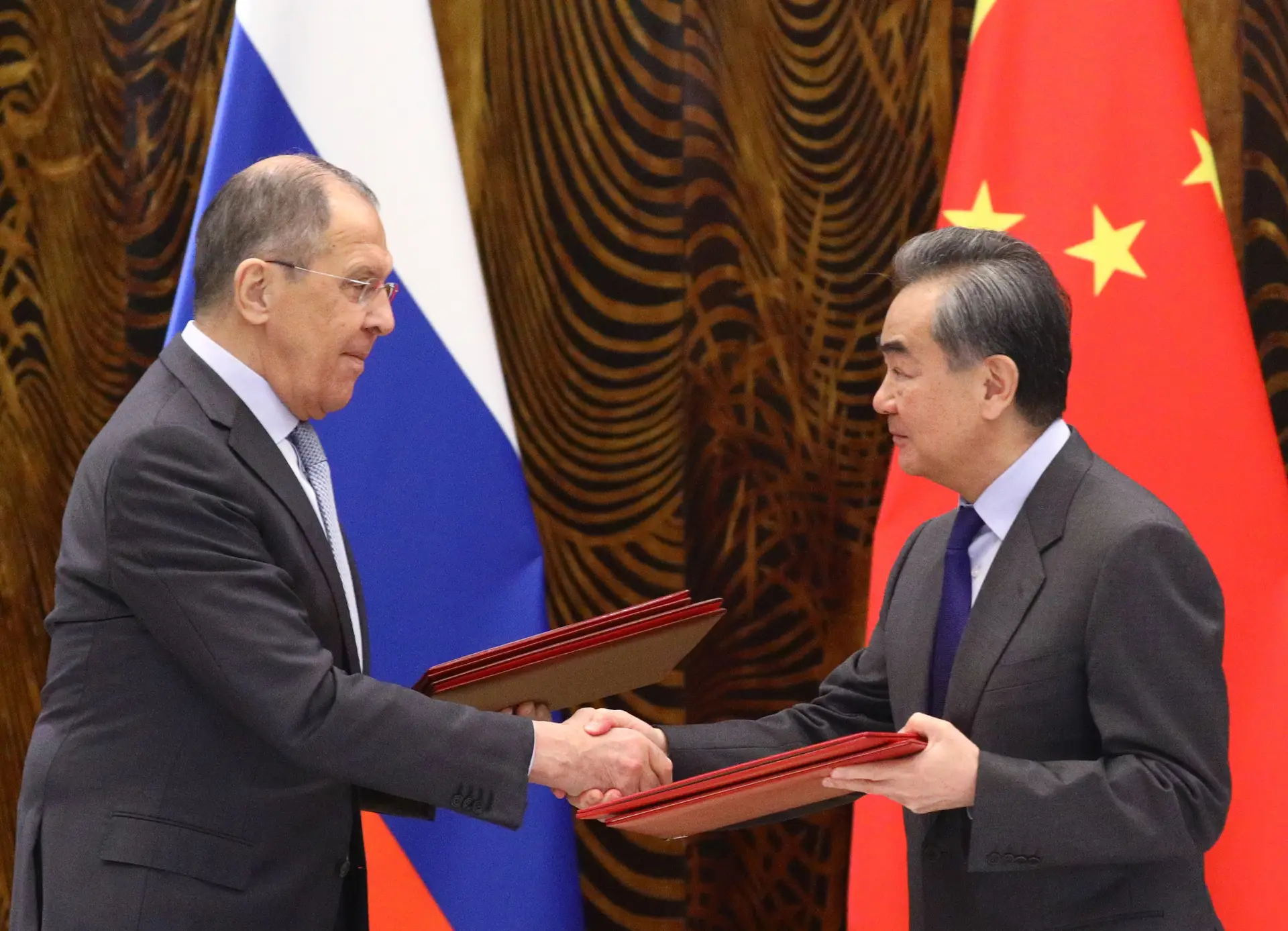 Chefe da diplomacia russa visita China para reforçar laços com Pequim