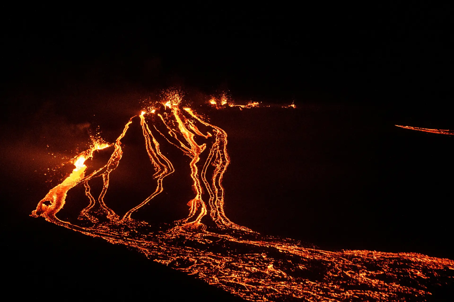Erupção vulcânica na Islândia intensificou-se com a abertura de uma nova fissura