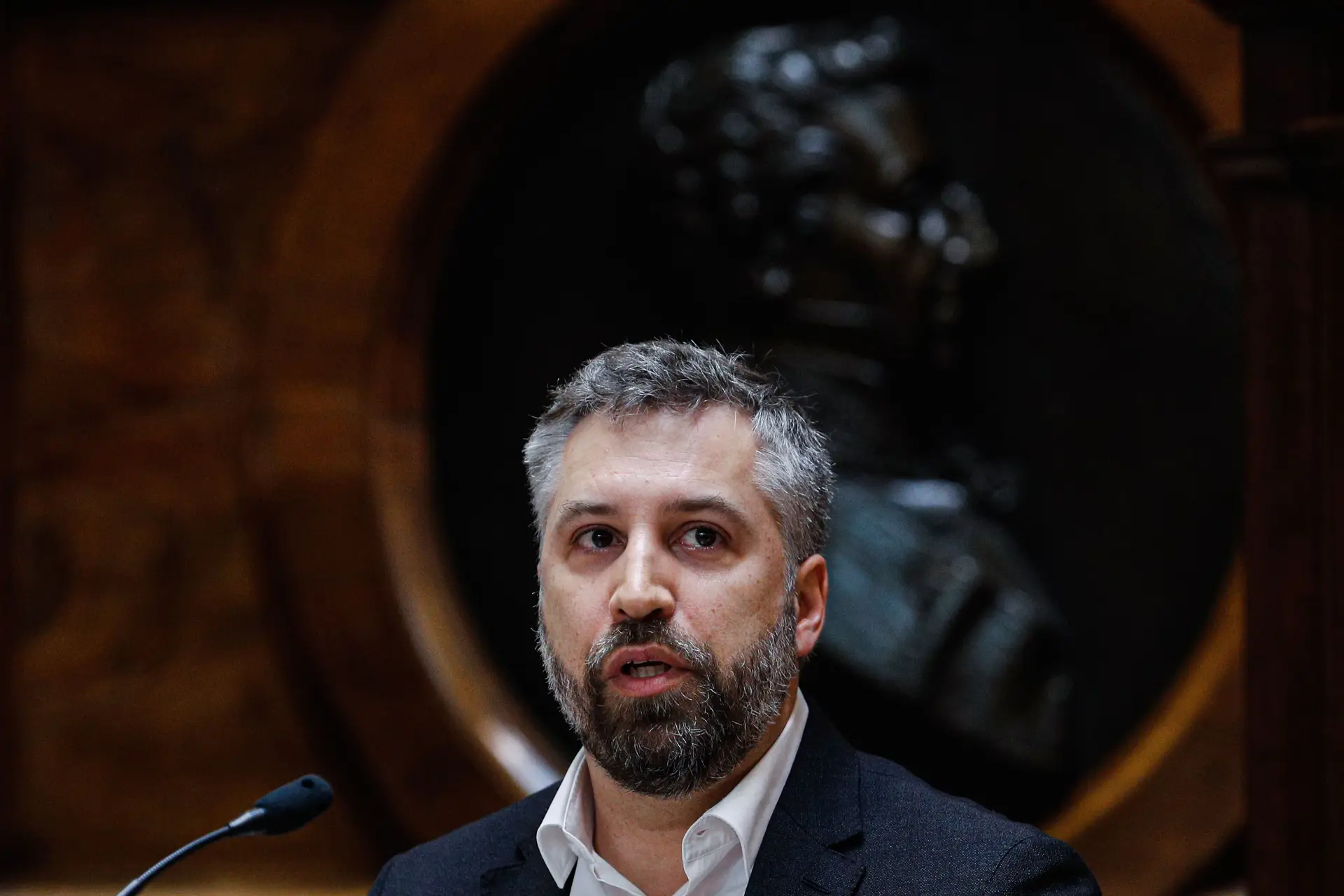 Alfredo Casimiro acusa ministro das Infraestruturas de “mentira ou meias-verdades”
