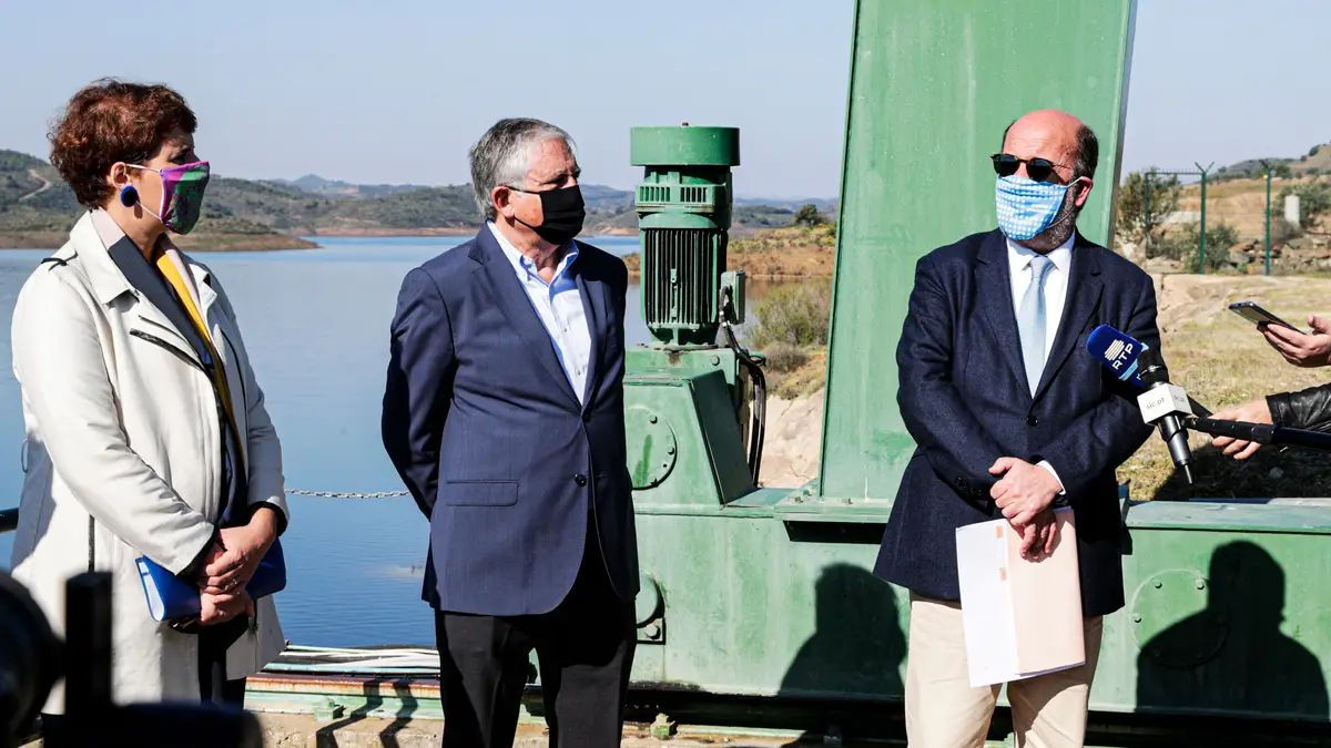 O ministro do Ambiente e da Ação climática, João Matos Fernandes (D), discura durante a visita à barragem de Odeleite, no âmbito do roteiro dedicado à água, em Castro Marim