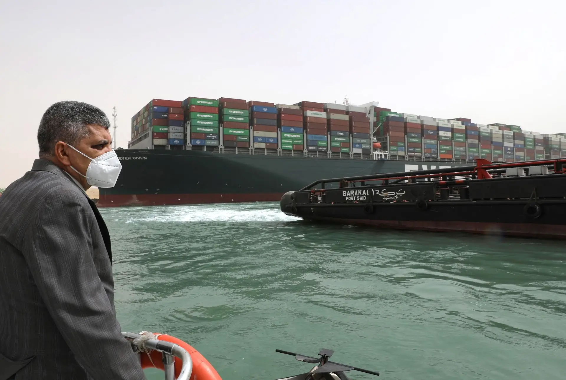 Navegação no Canal do Suez fica suspensa até navio ser desencalhado