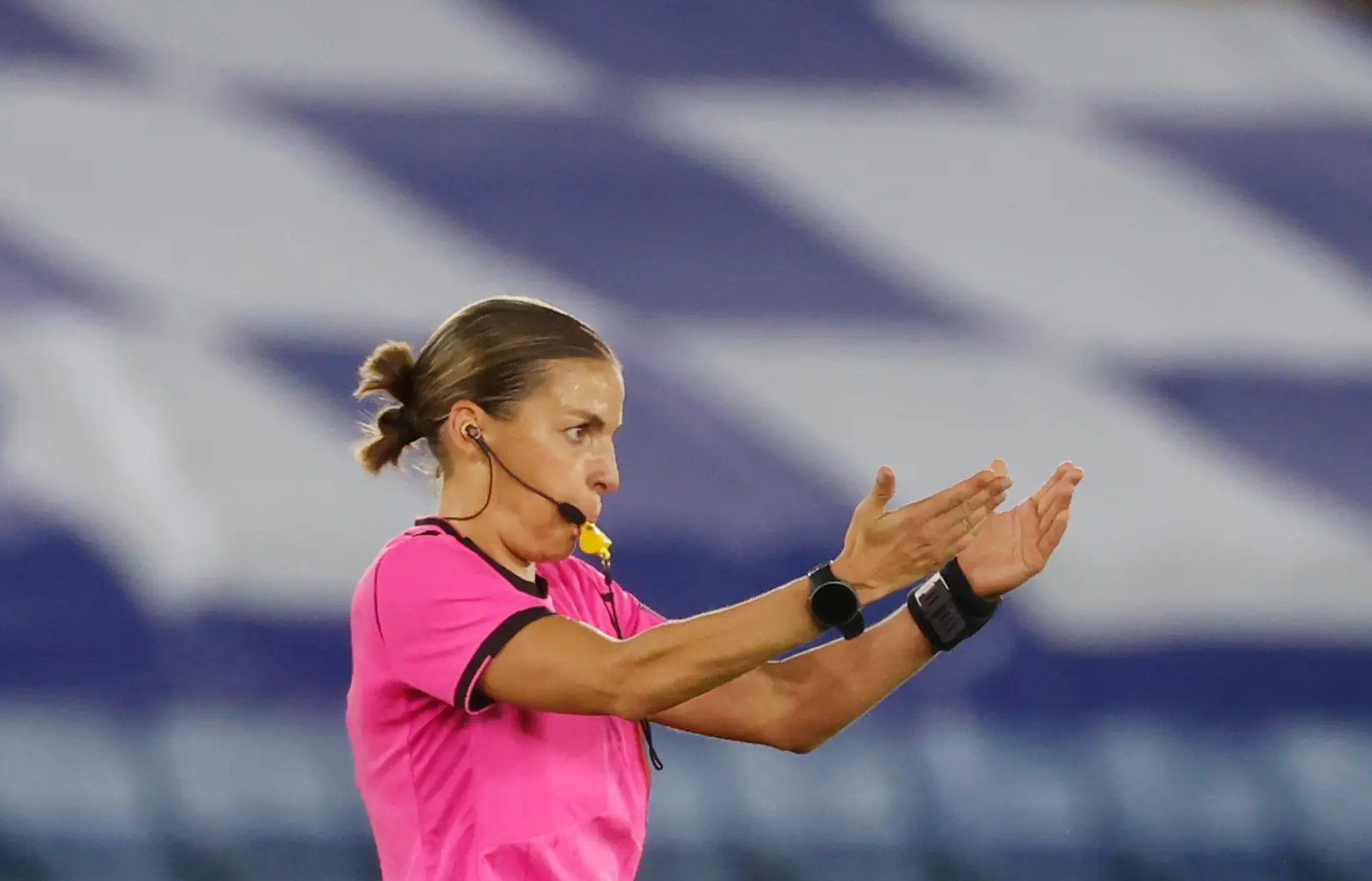 Stéphanie Frappart vai ser a primeira mulher a arbitrar um jogo de qualificação para o Mundial2022