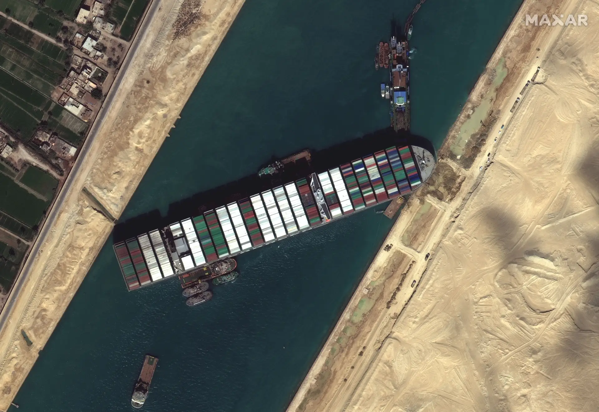 "Erro humano" pode ter encalhado navio no Canal do Suez