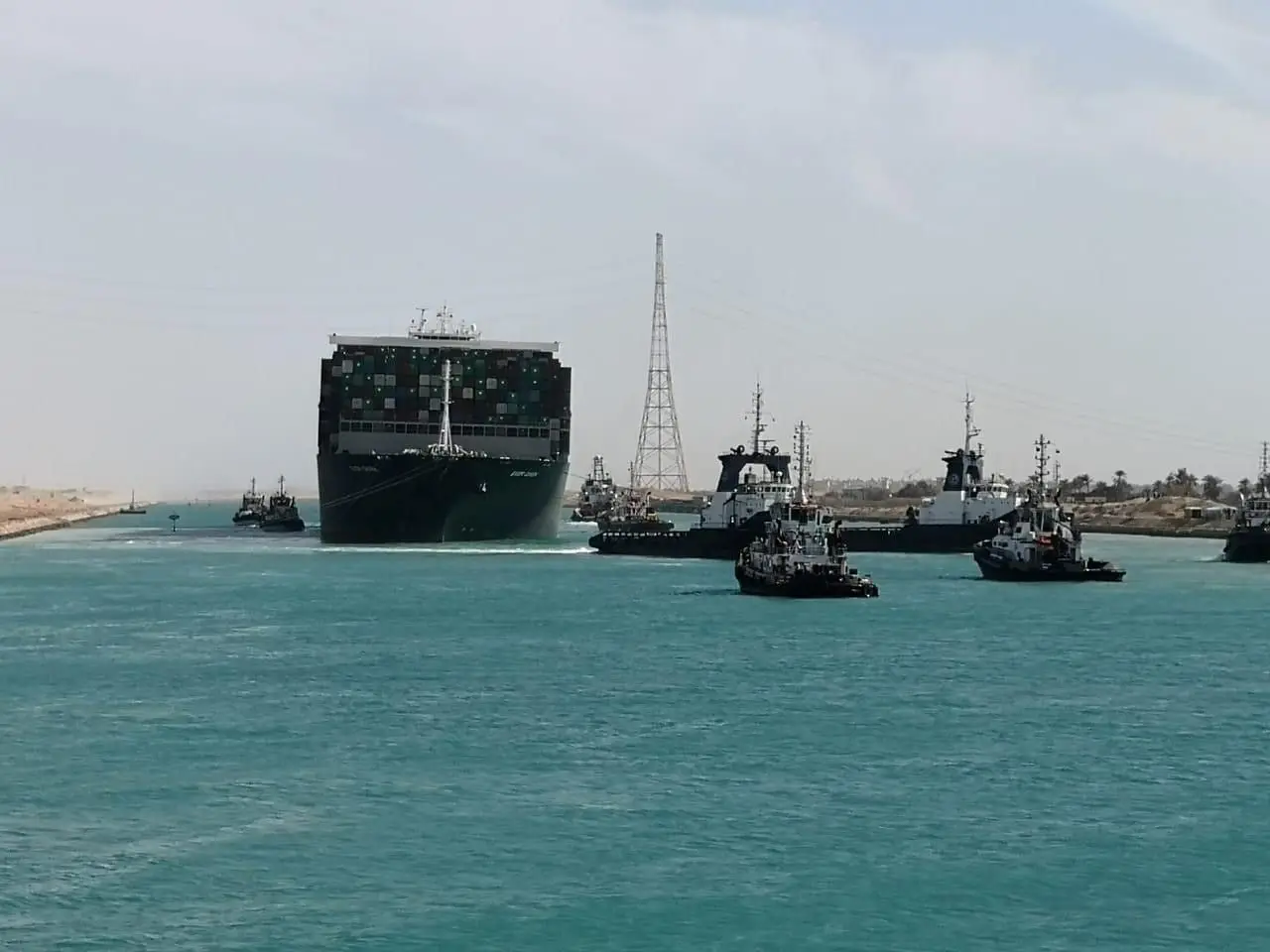 Desencalhado navio que estava a bloquear o canal do Suez 