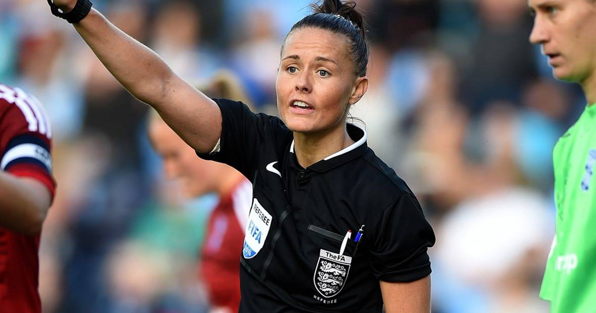 Rebecca Welch torna-se na primeira mulher a arbitrar um jogo da Liga  inglesa - SIC Notícias