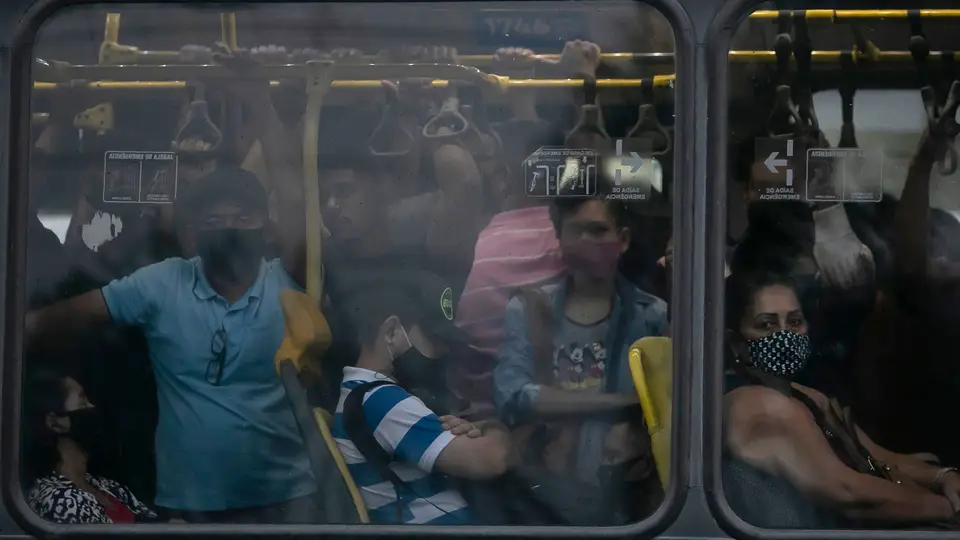 Um autocarro sobrelotado no Rio de Janeiro, Brasil  