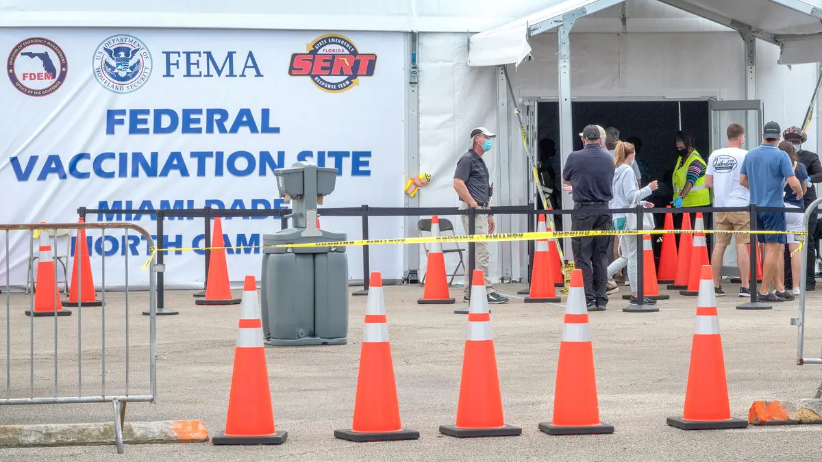 Um centro de vacinação contra a covid-19 em Miami, Florida, EUA