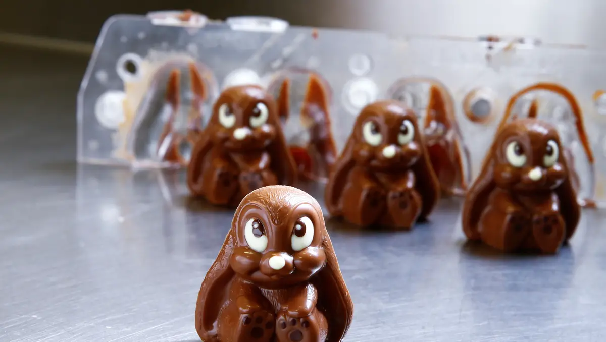 Preparação dos coelhos da Páscoa de chocolate na Confiserie Baumann, em Zurique, na Suíça.