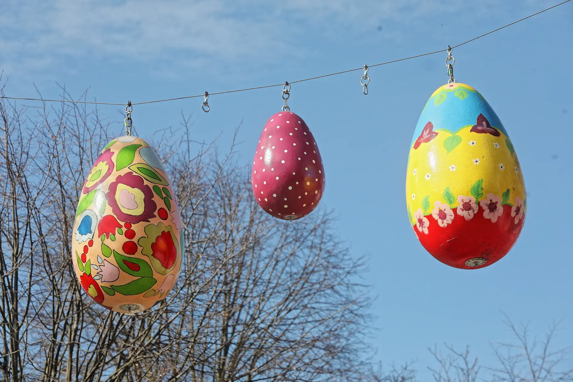 Decorações com ovos da Páscoa pintados no centro de Siemiatycze, na Polónia.