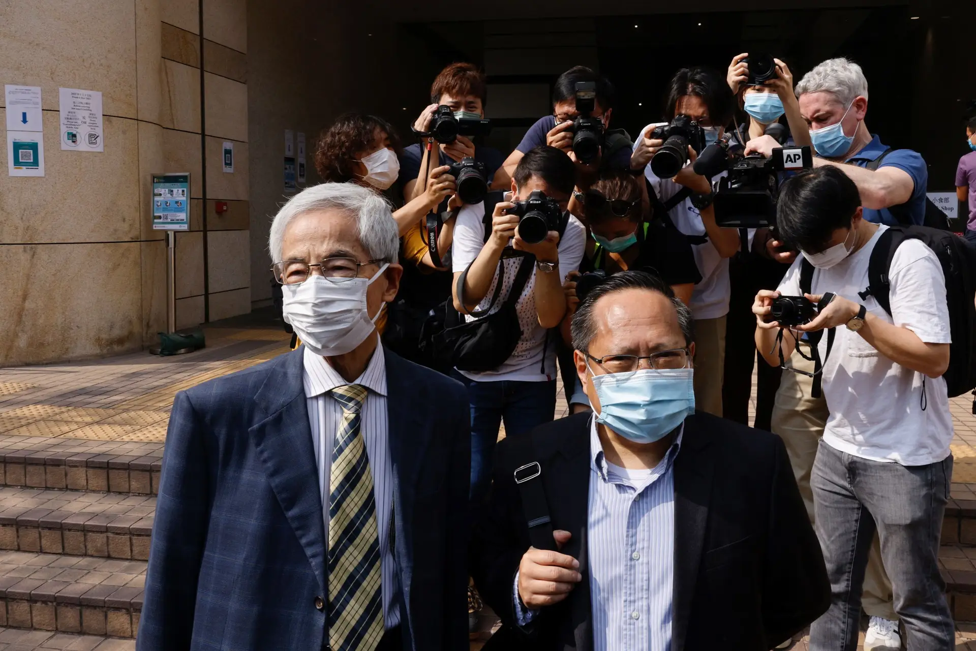 Seis históricos do movimento pró-democracia de Hong Kong condenados por protestos