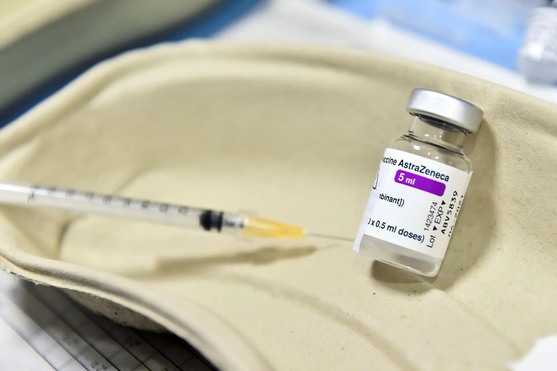 Sete mortos no Reino Unido após vacina da AstraZeneca. Regulador insiste em riscos "muito pequenos"