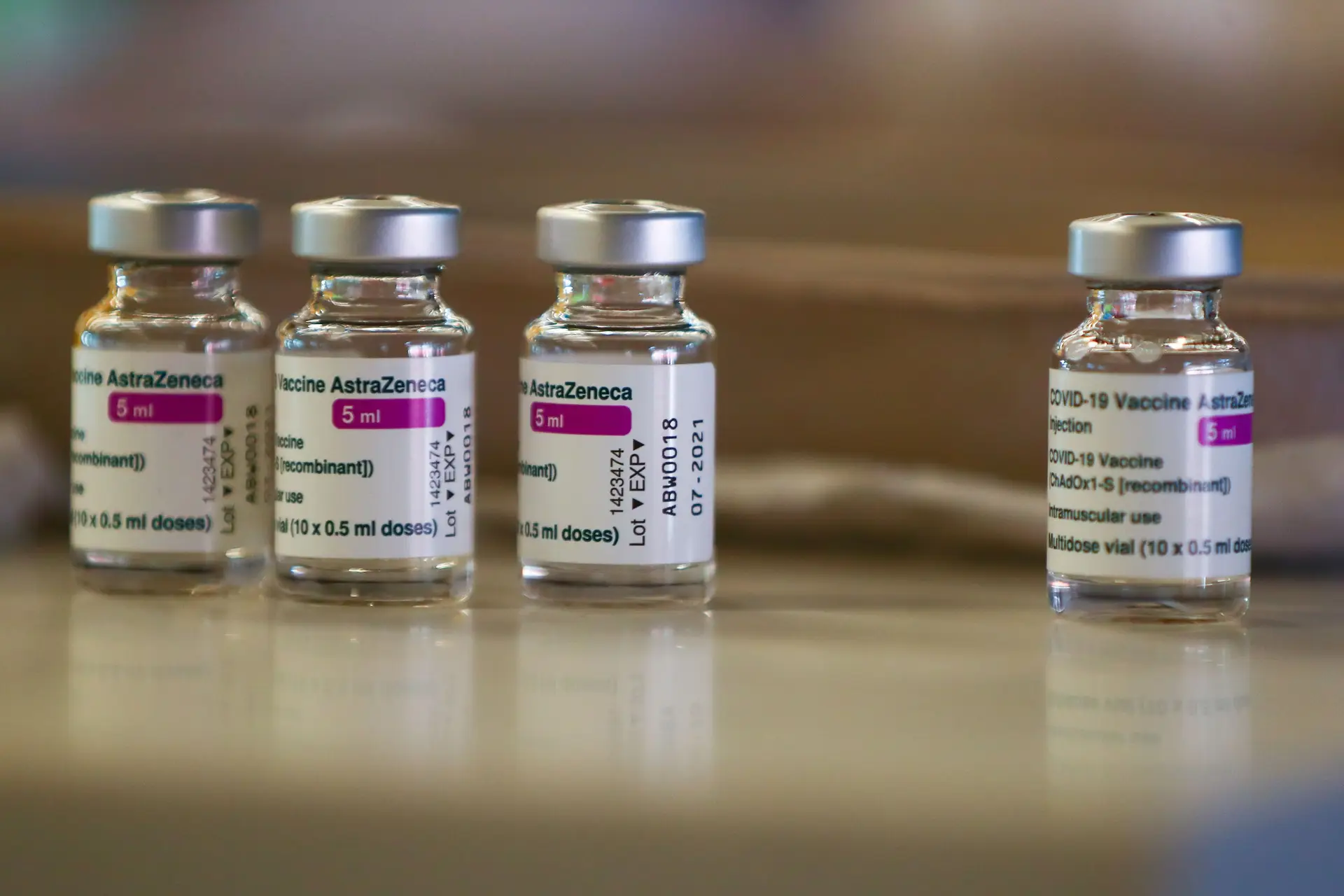 Há uma ligação entre a vacina da AstraZeneca e os coágulos sanguíneos, afirma responsável da EMA