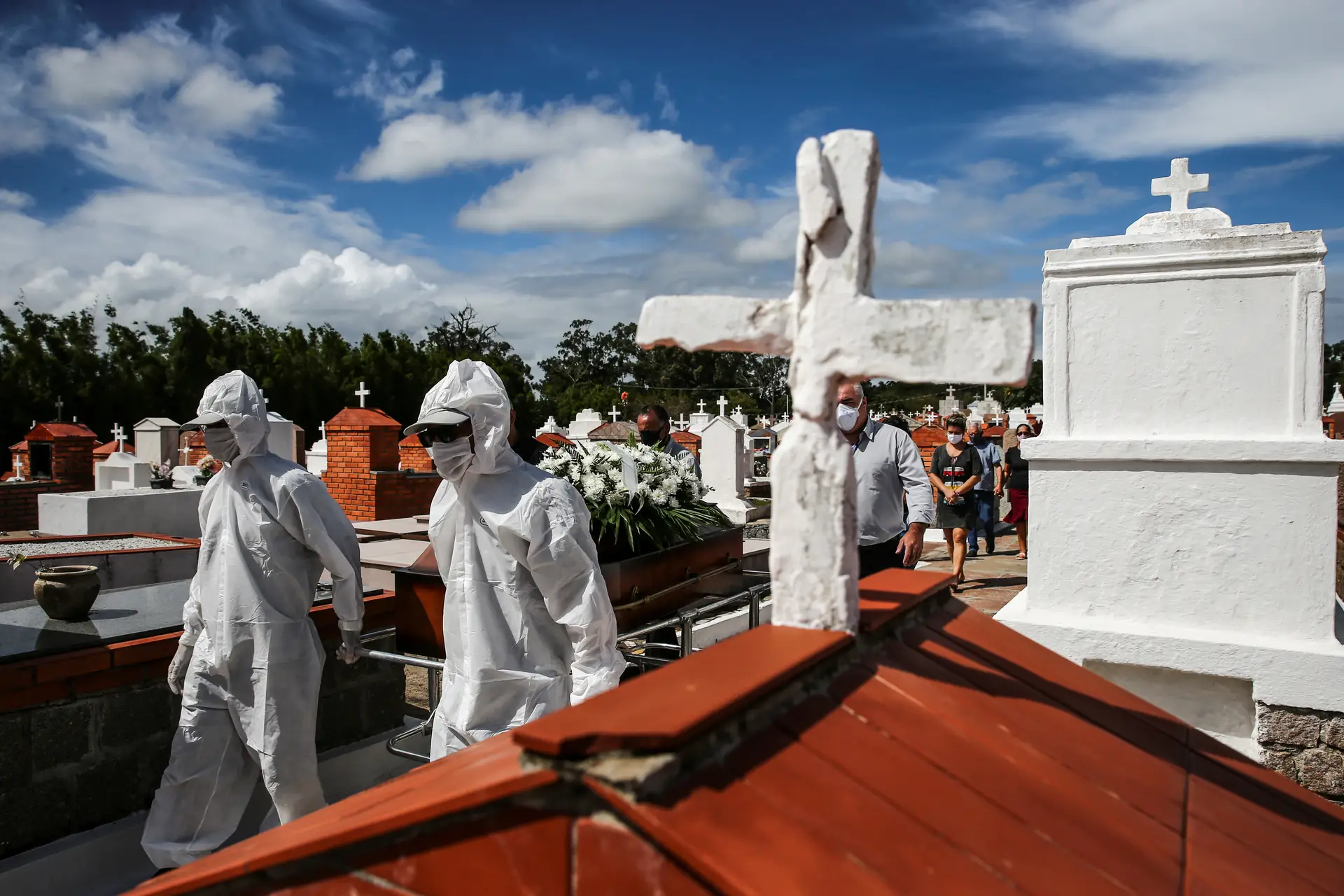 Brasil volta a atingir novo máximo de mortes por covid-19 em 24 horas
