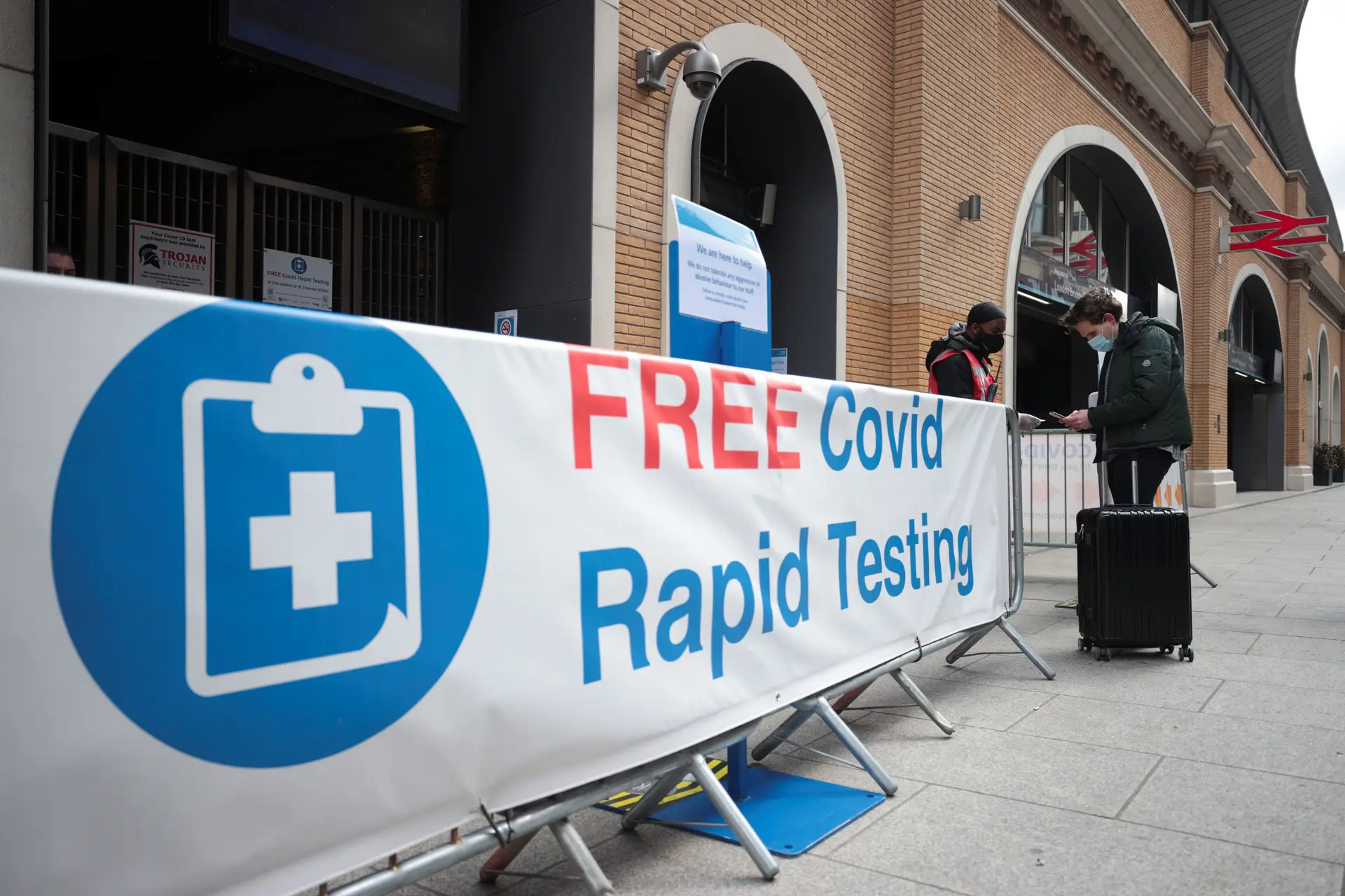 Reino Unido intensifica testes à covid-19 após aumento de contágios