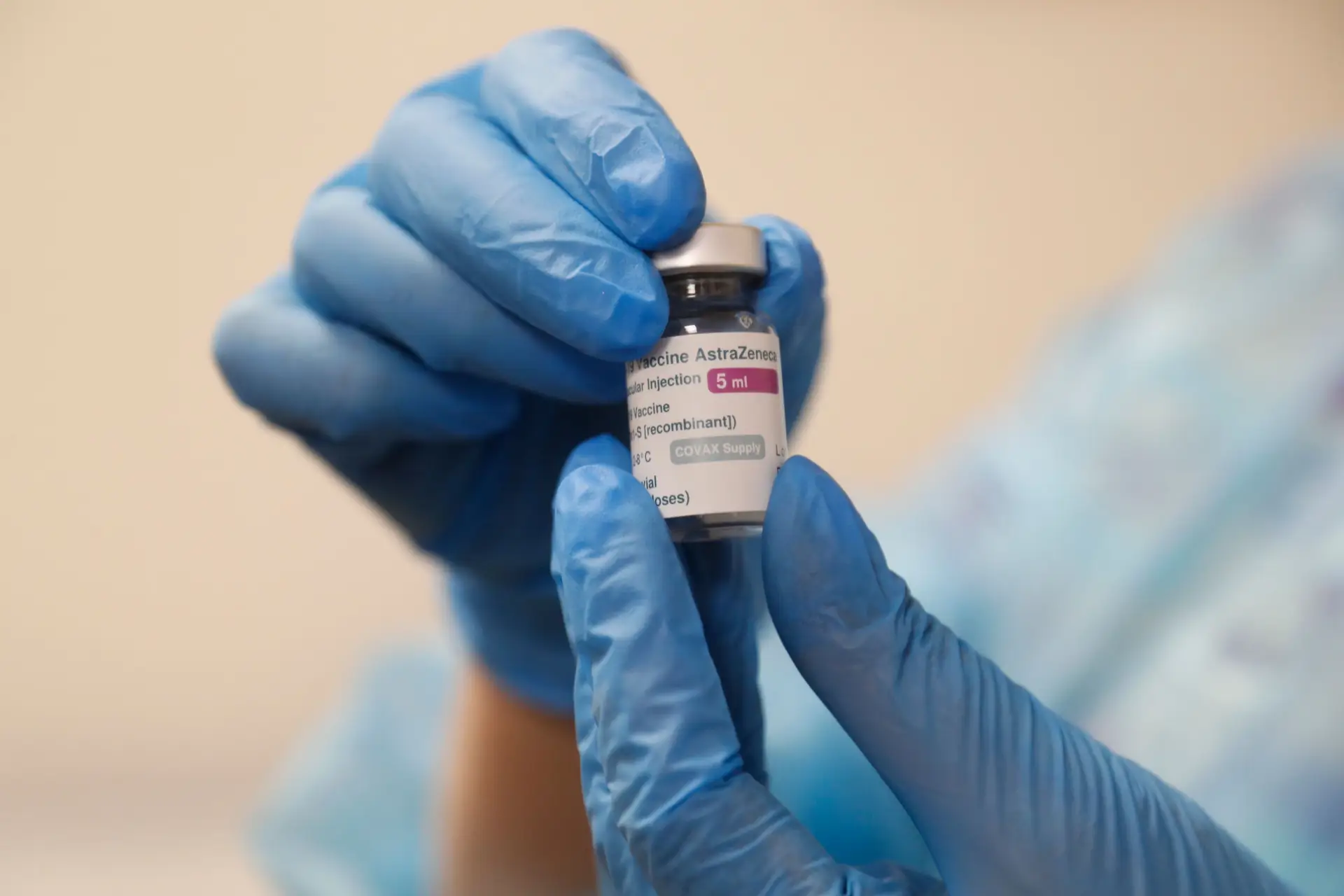 Autoridades admitem que 2.ª dose da AstraZeneca pode ser substituida por outra vacina