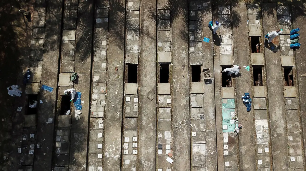 Cemitério de Vila Nova Cachoeirinha, em São Paulo - Coveiros fazem exumações dos corpos para ter mais espaço para sepultar os mortos da covid-19.