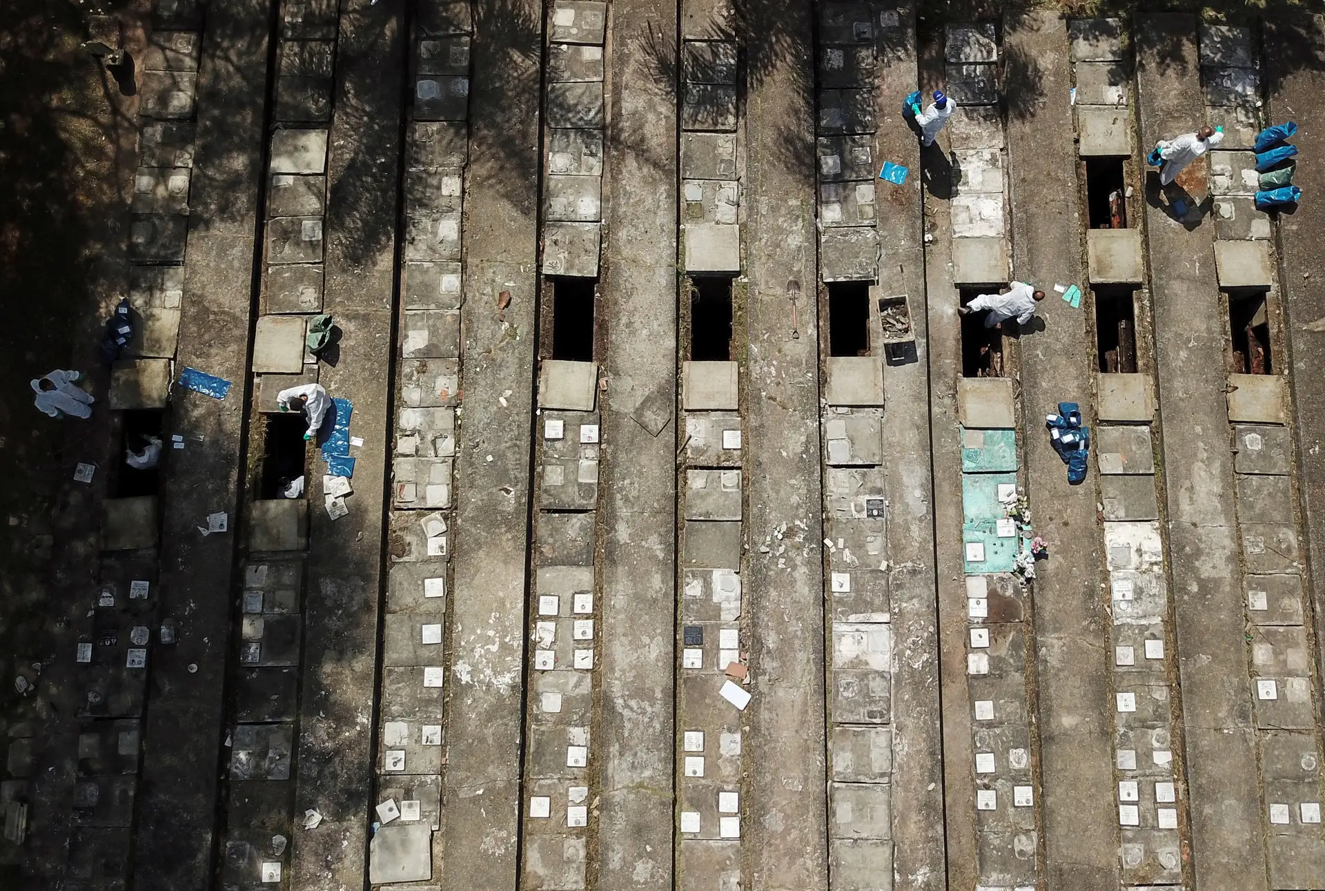 Cemitério de Vila Nova Cachoeirinha, em São Paulo - Coveiros fazem exumações dos corpos para ter mais espaço para sepultar os mortos da covid-19.