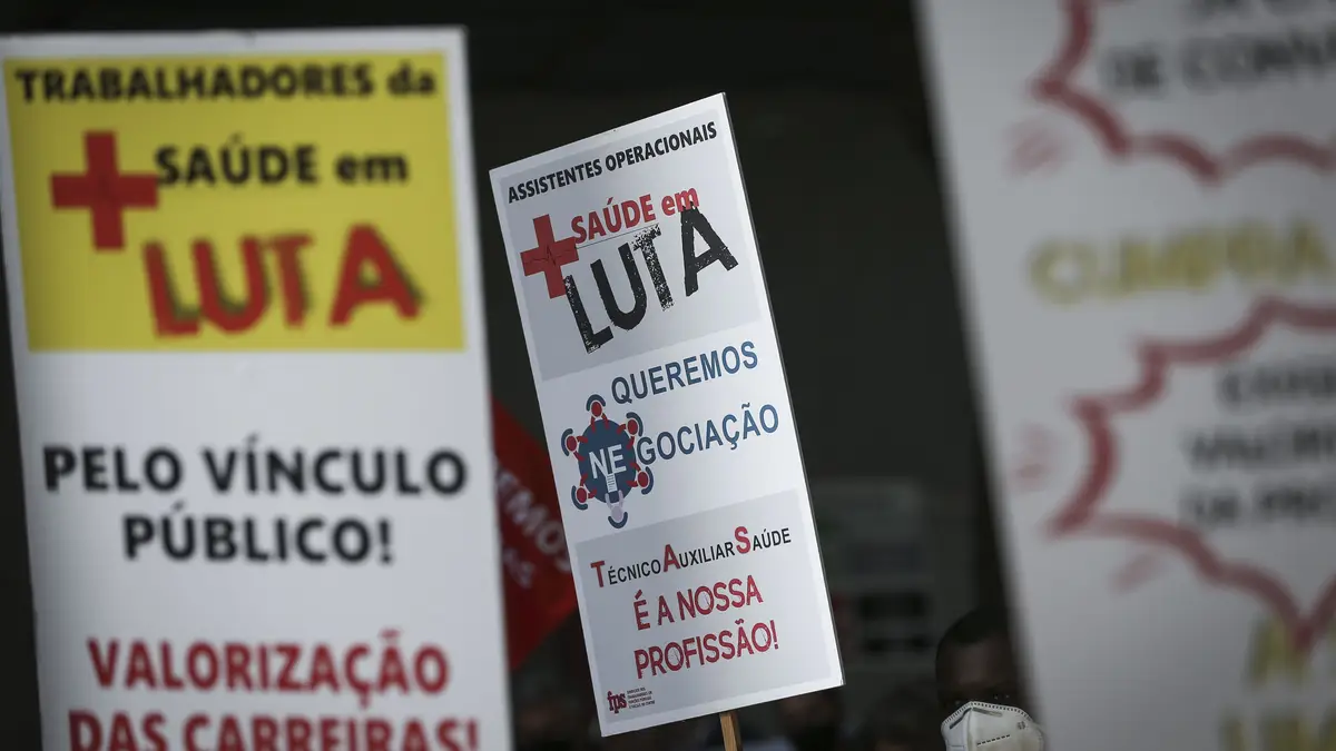 Profissionais de saúde manifestam-se na data em que se assinala o Dia Mundial da Saúde, organizada pelo Sindicato dos Enfermeiros Portugueses (SEP), Sindicato Nacional dos Técnicos Superiores de Saúde das Áreas de Diagnóstico e Terapêutica (STSS), Federação Nacional dos Médicos (FNAM), e Federação Nacional dos Sindicatos dos Trabalhadores em Funções Públicas e Sociais (FNSTFPS), para exigir o reforço e a valorização do Serviço Nacional de Saúde, em frente ao Ministério da Saúde, em Lisboa