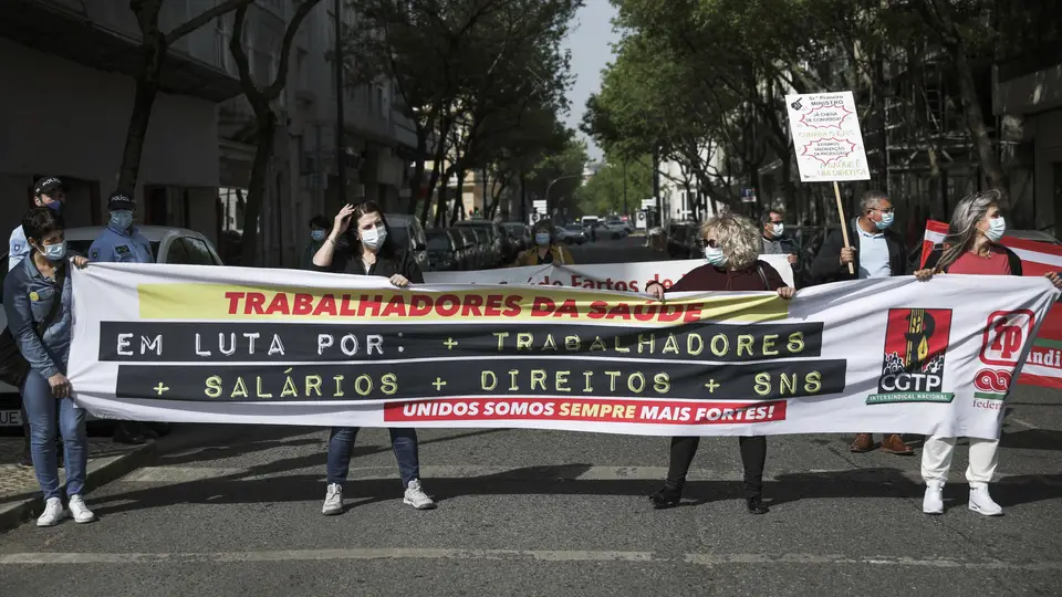 Profissionais de saúde manifestam-se na data em que se assinala o Dia Mundial da Saúde, organizada pelo Sindicato dos Enfermeiros Portugueses (SEP), Sindicato Nacional dos Técnicos Superiores de Saúde das Áreas de Diagnóstico e Terapêutica (STSS), Federação Nacional dos Médicos (FNAM), e Federação Nacional dos Sindicatos dos Trabalhadores em Funções Públicas e Sociais (FNSTFPS), para exigir o reforço e a valorização do Serviço Nacional de Saúde, em frente ao Ministério da Saúde, em Lisboa