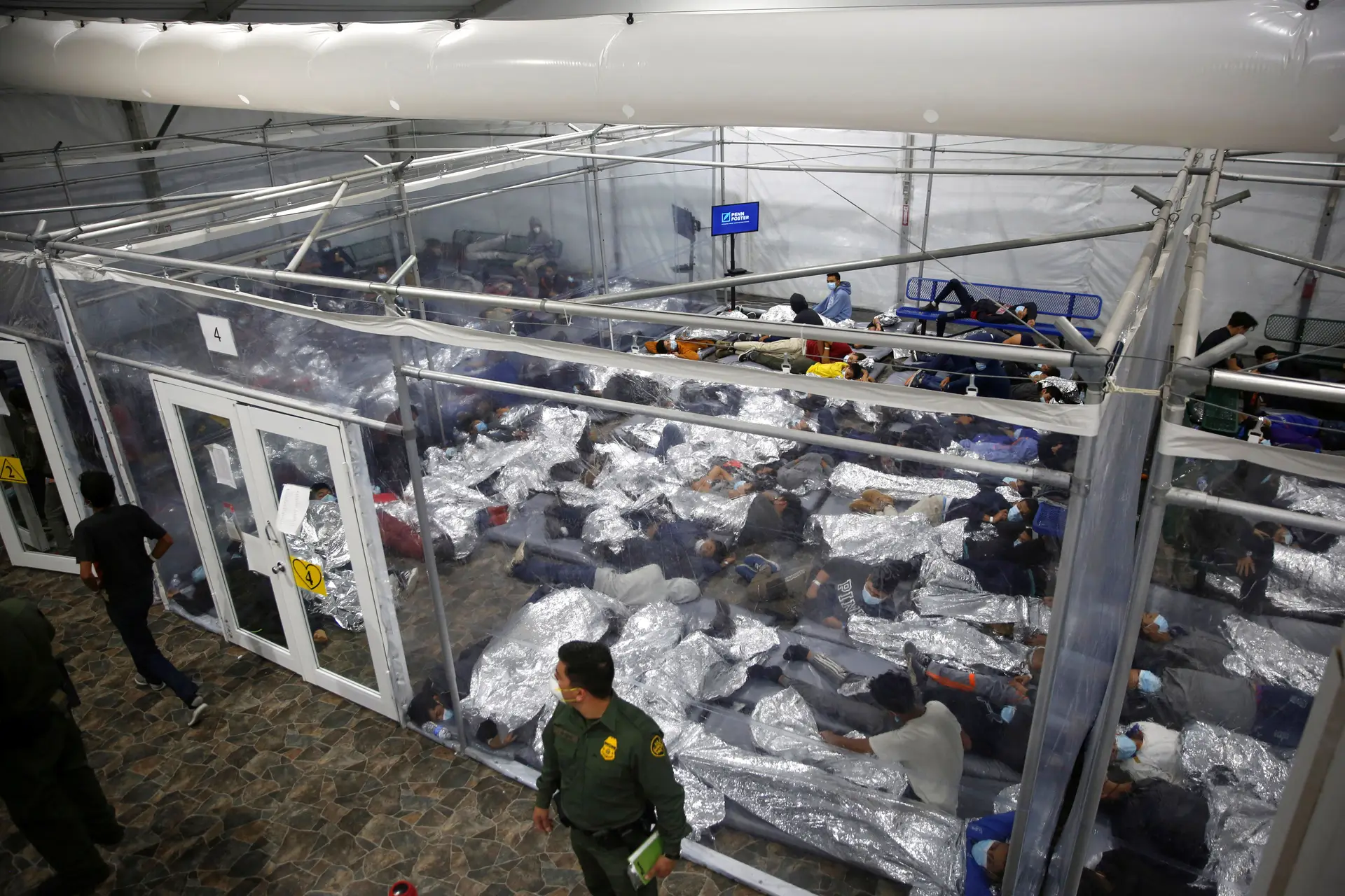 Queixas de abuso e negligência em centros de acolhimento de imigrantes nos EUA 