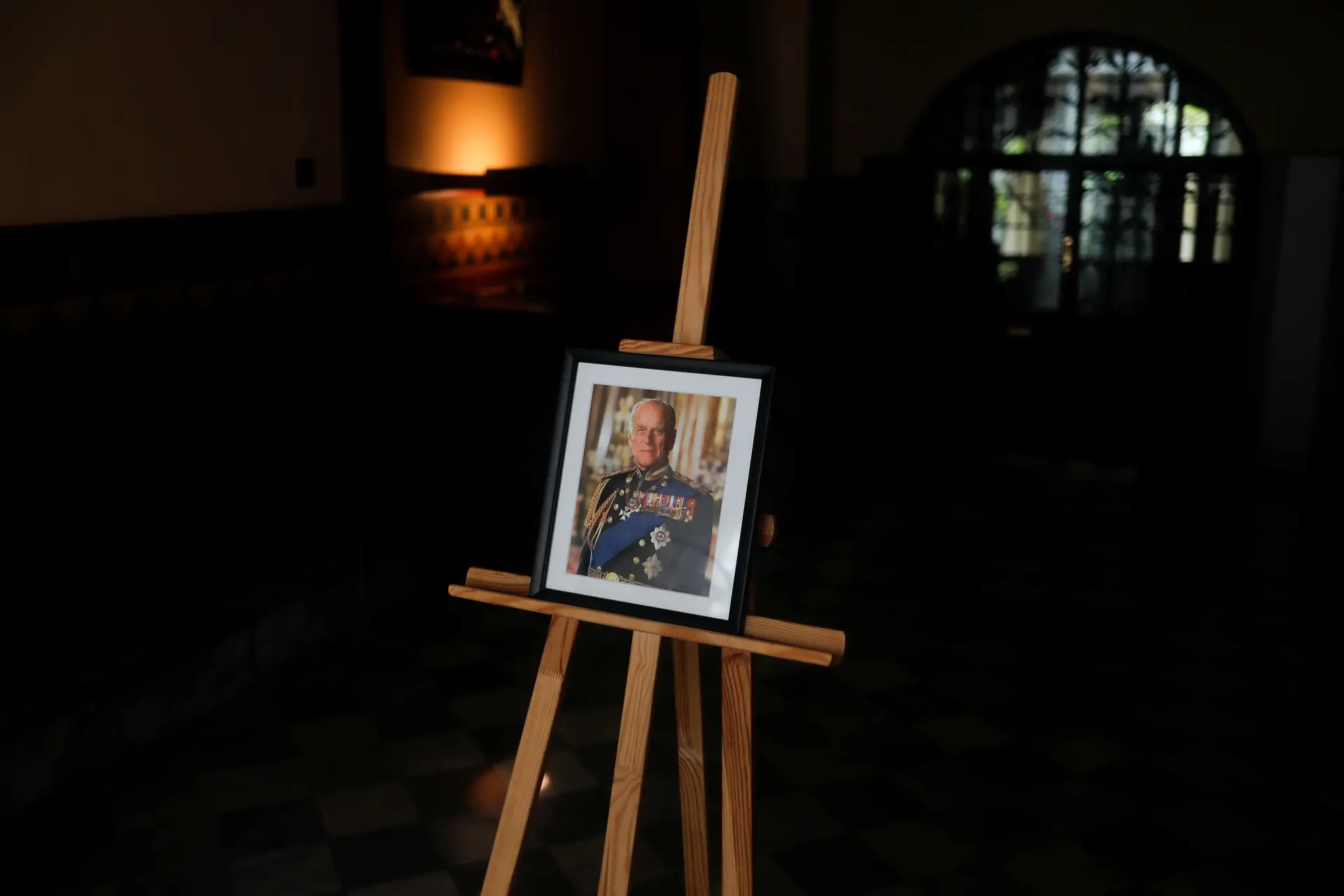 Rainha Isabel II sente "um grande vazio na sua vida", disse o filho Andrew