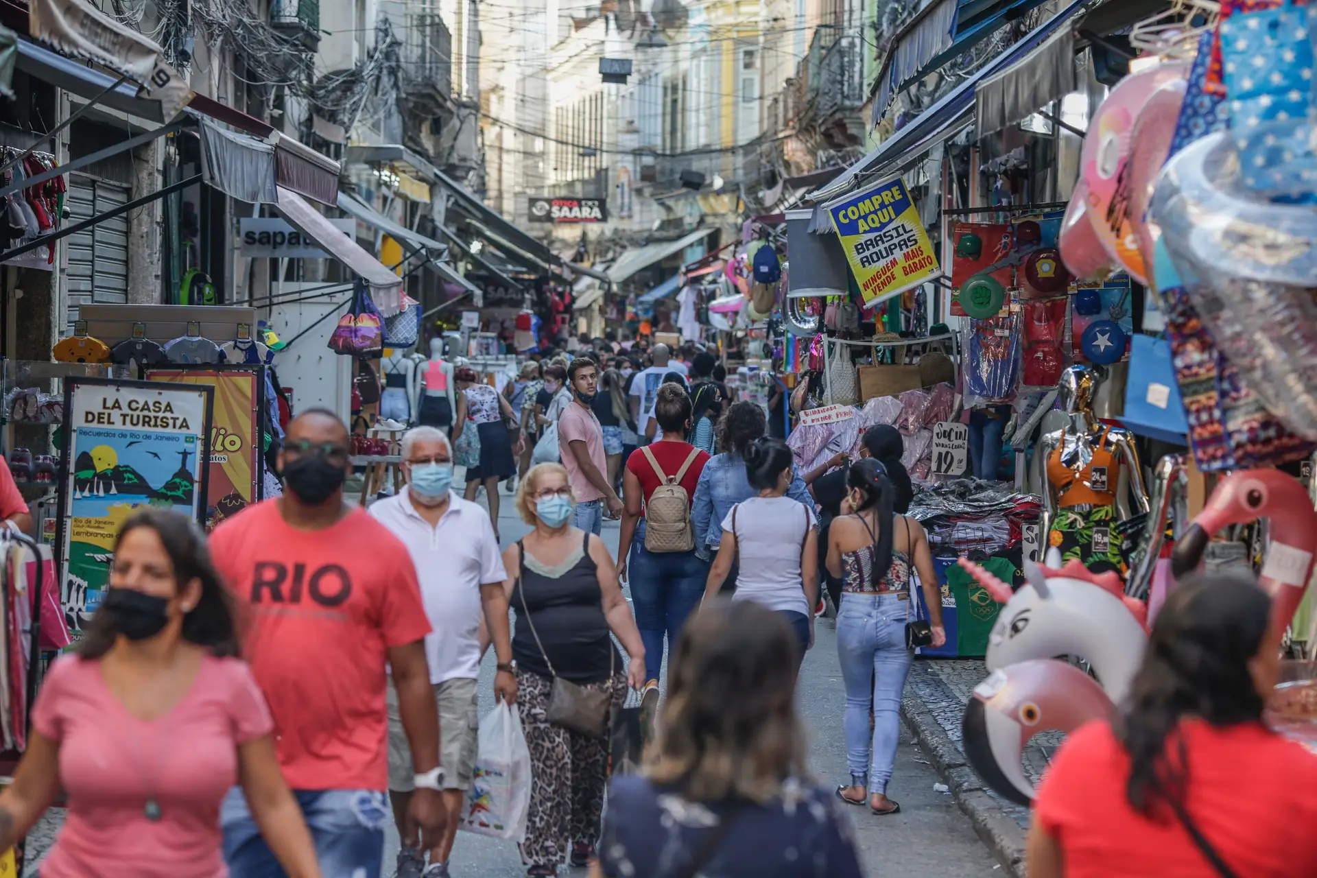 Brasil supera 14,2 milhões de casos e 386 mil mortos devido à covid-19