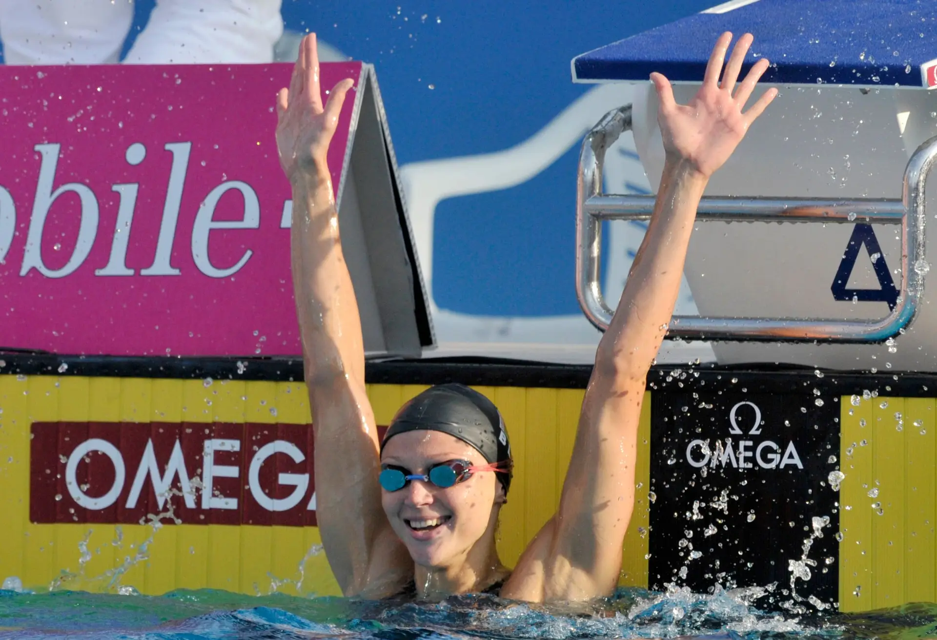 Nadadora bielorrussa vende medalha de ouro para apoiar atletas que enfrentam repressão