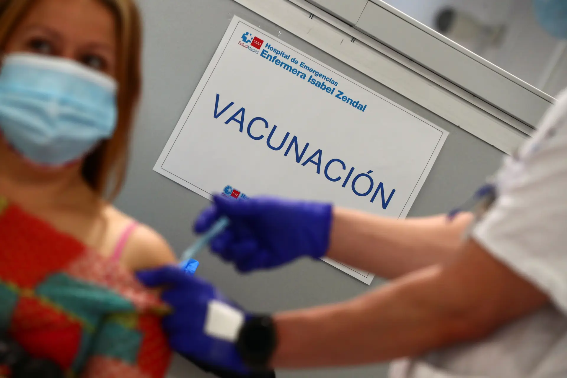 Governo espanhol promete cumprir plano de vacinação contra a covid-19 apesar de atrasos