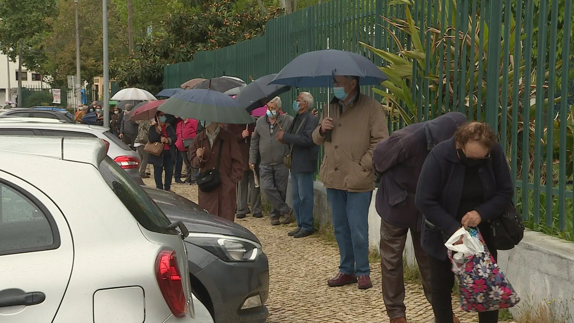 Covid-19. Vacinação em Loures com longa fila