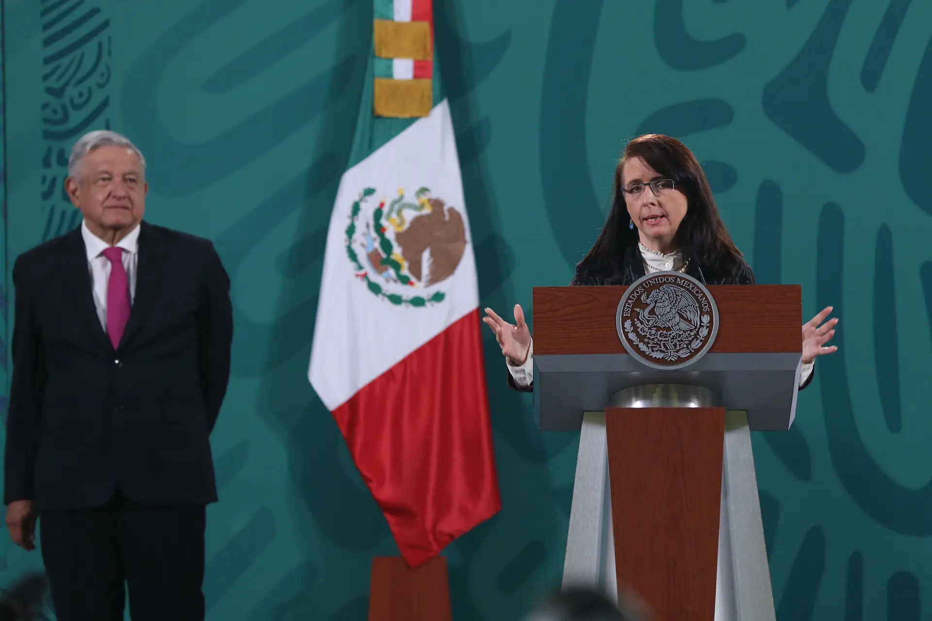 Presidente mexicano e a diretora-geral do Conselho Nacional de Ciência e Tecnologia (Conacyt), Maria Elena Alvarez-Buylla