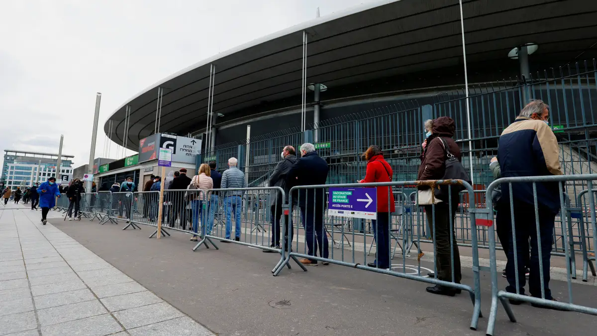Centro de vacinação contra a covid-19 no Estádio de França, em Saint-Denis
