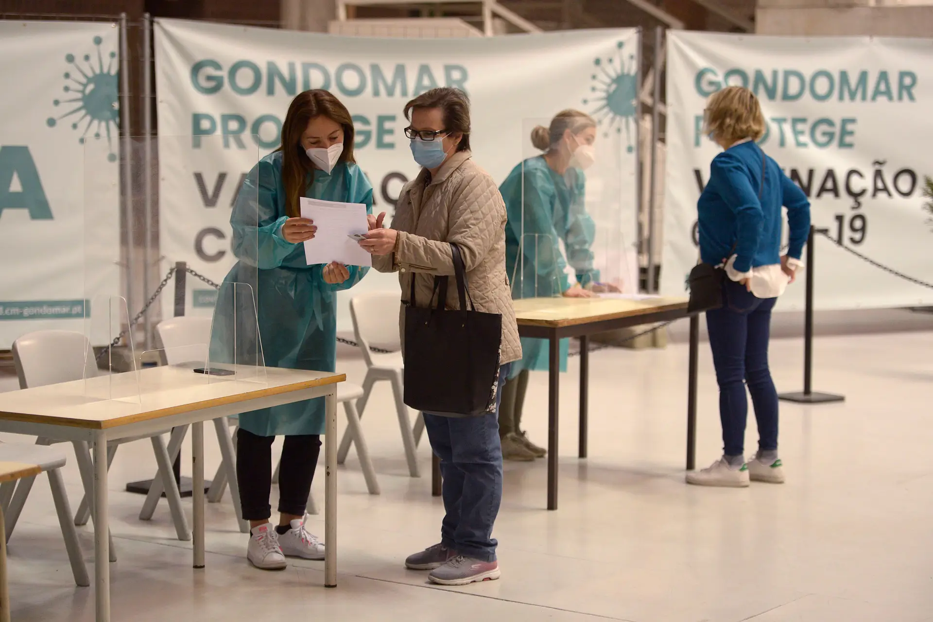 Inoculação de vacinas a professores e a auxiliares no Centro de Vacinação de Gondomar (ACES Gondomar), instalado no Pavilhão Multiusos em Gondomar. 