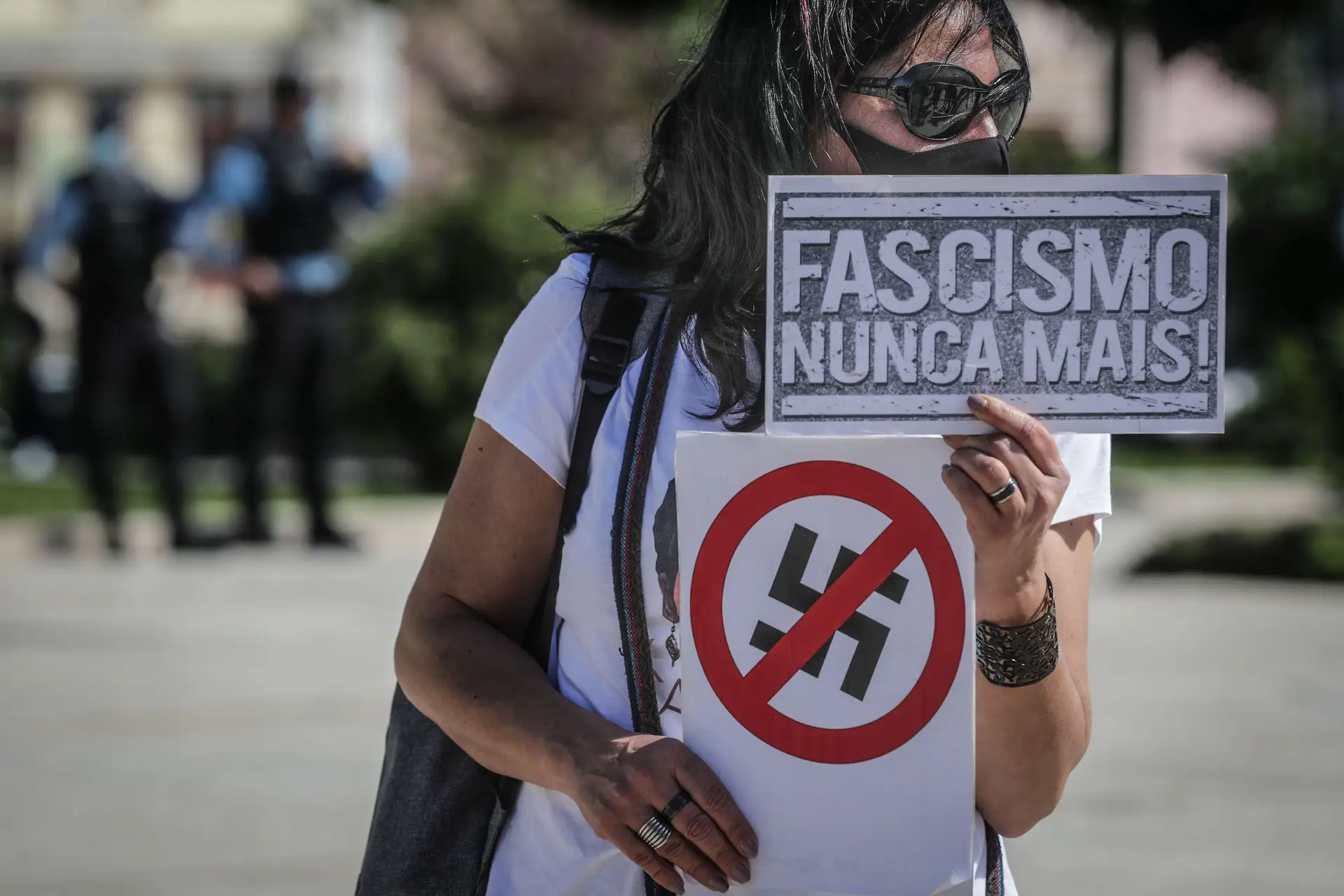 Cerca de uma centena de manifestantes anti-fascistas concentraram-se sob o lema "Nem Corruptos Nem Fachos", "contra a extrema-direita, contra a corrupção, contra as desigualdades de um sistema decadente" no Martim Moniz em Lisboa