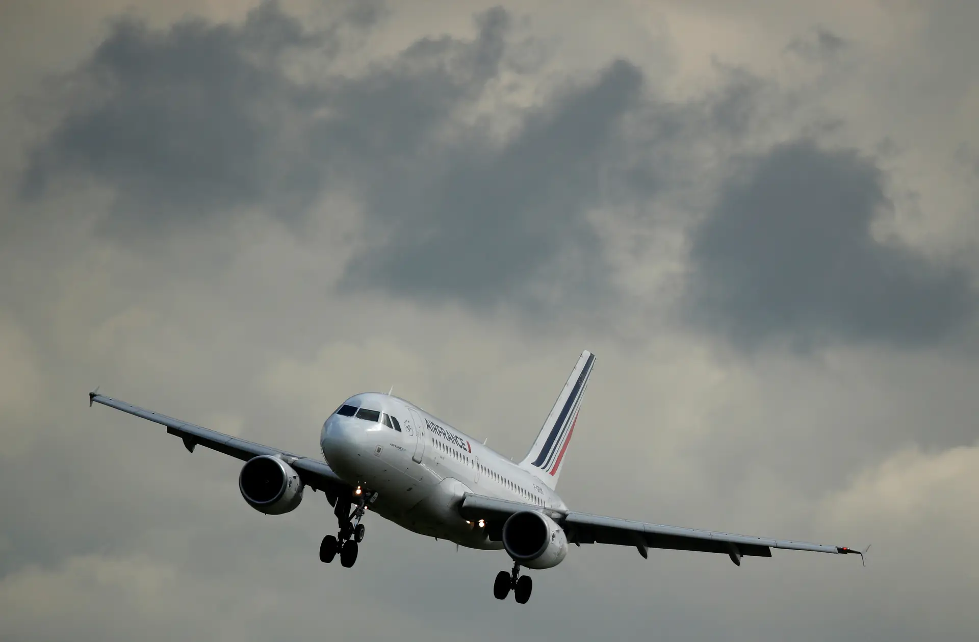Várias companhias suspendem sobrevoo do espaço aéreo bielorrusso