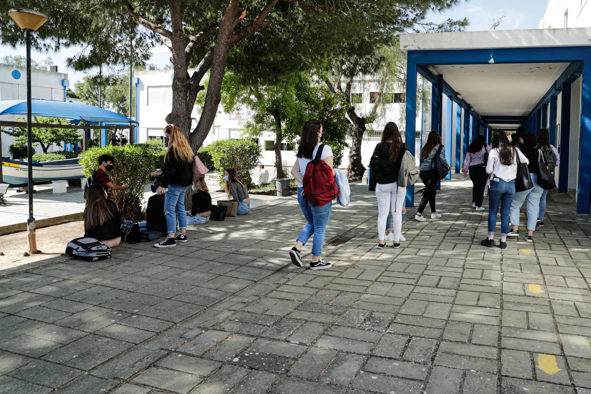 Alunos à entrada da Escola Secundária de Albufeira, no dia do regresso às aulas do ensino secundário, no âmbito das novas medidas de desconfinamento relacionadas com a pandemia da covid-19, em Albufeira.