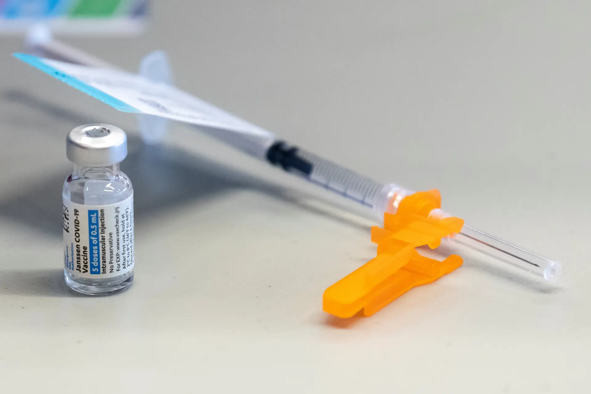 EMA mantém confiança na vacina da Johnson & Johnson e explica "casos muito raros de coágulos de sangue"