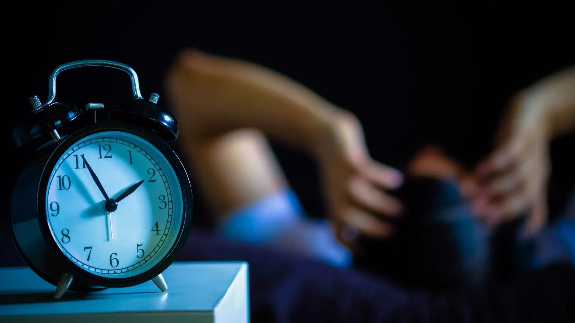 Dormir menos de seis horas por noite pode aumentar risco de demência