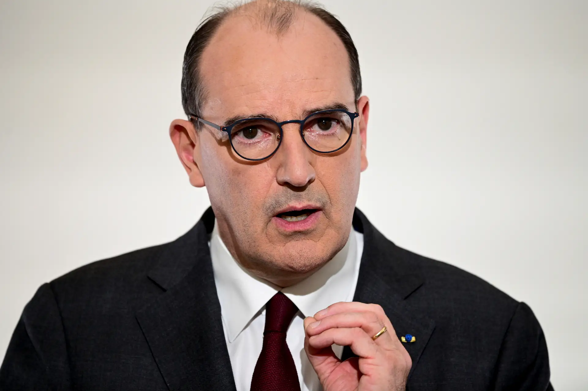 Primeiro-ministro francês testa positivo à covid-19