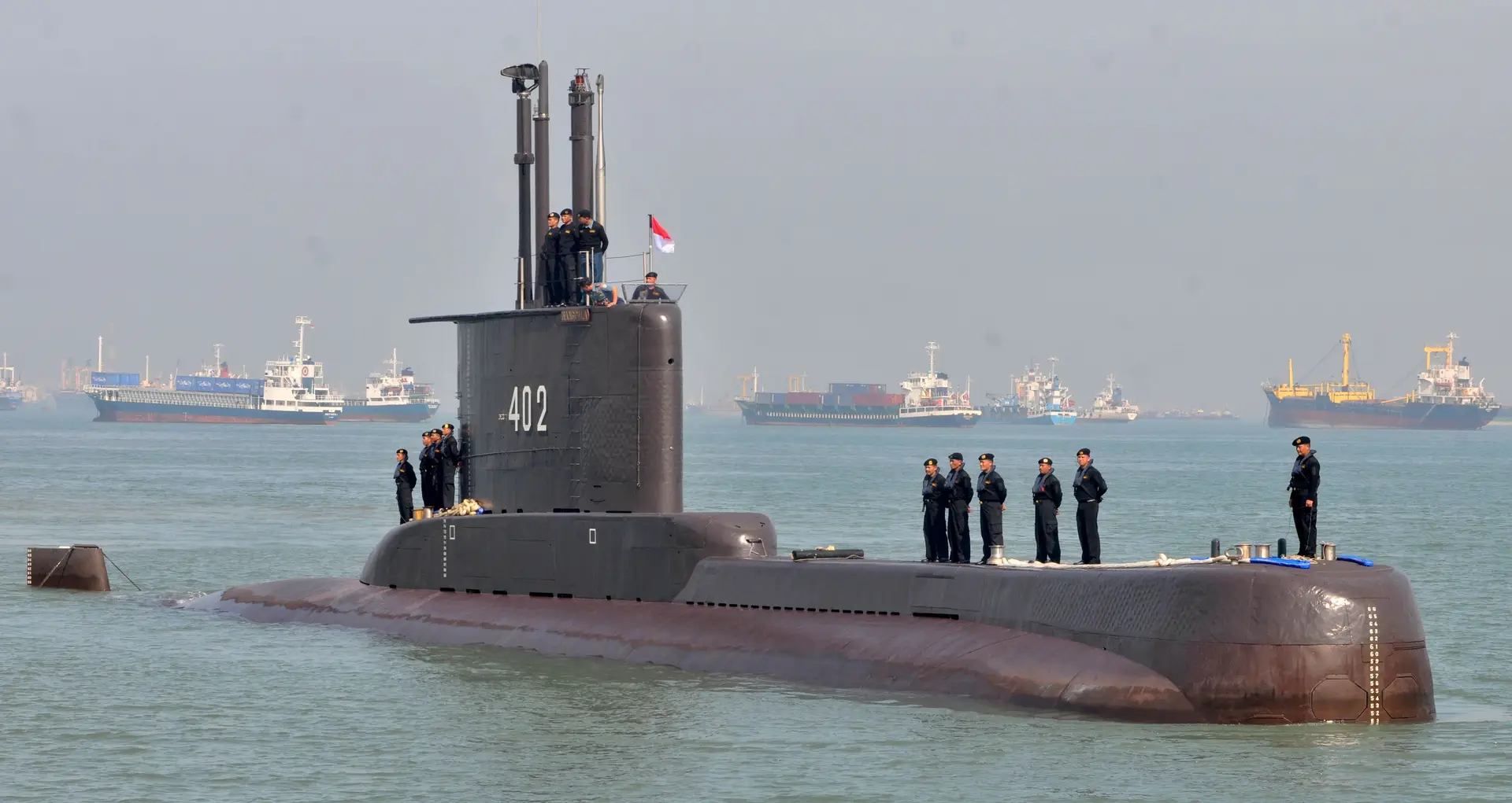 Submarino KRI Nanggala 402 a chegar a Surabaya, província de Java Oriental, Indonésia, em 2012.