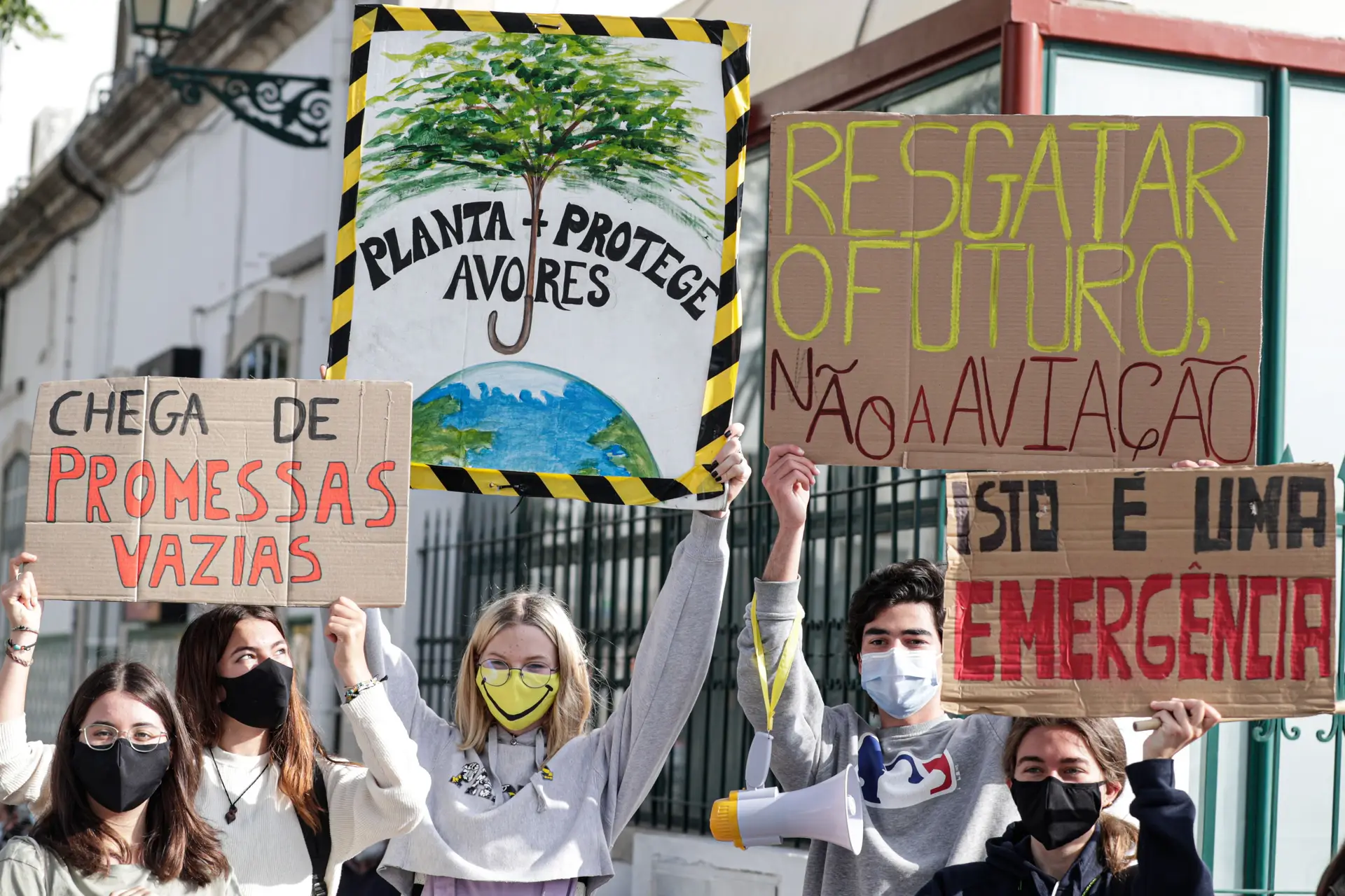 Ações do Dia da Terra organizadas pelo coletivo Greve Climática, em que exigem mais investimento no transporte ferroviário e o cancelamento do aeroporto do Montijo. As ações decorreram por todo o país em abril de 2021.