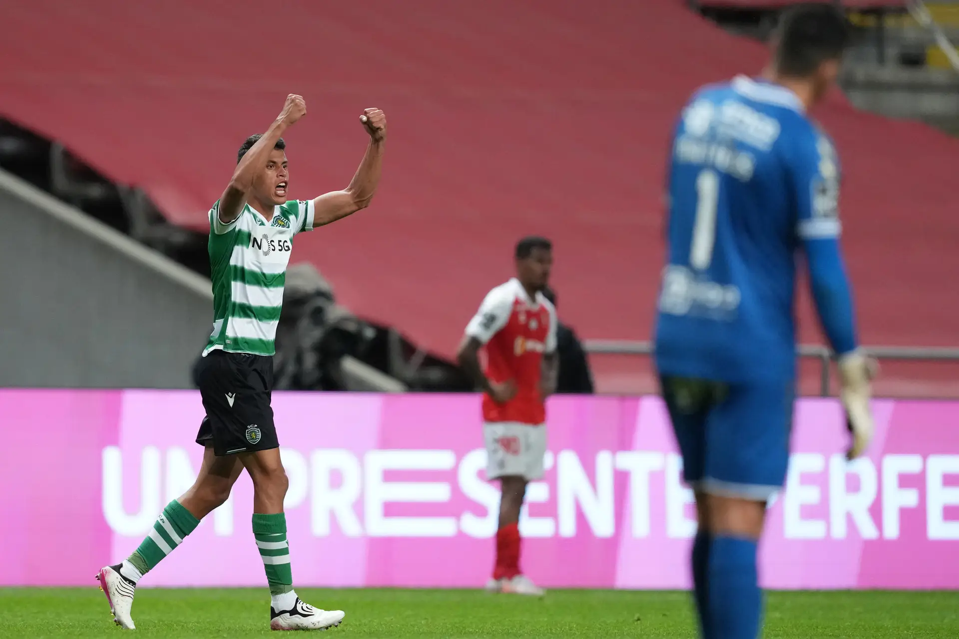 Sporting reduzido a dez vence Sporting de Braga na pedreira