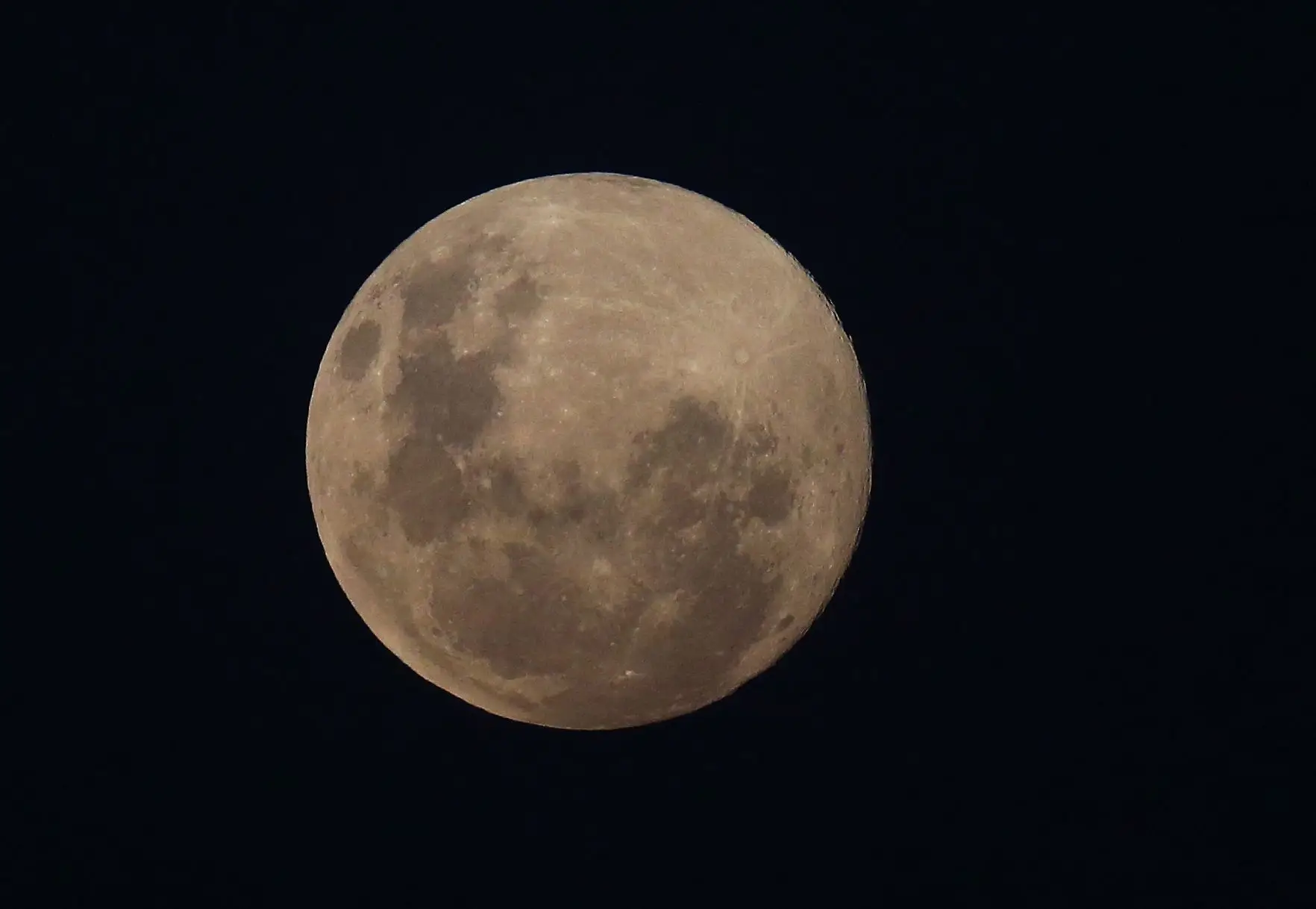 Uma super lua avistada da cidade de Joanesburgo, na África do Sul.
