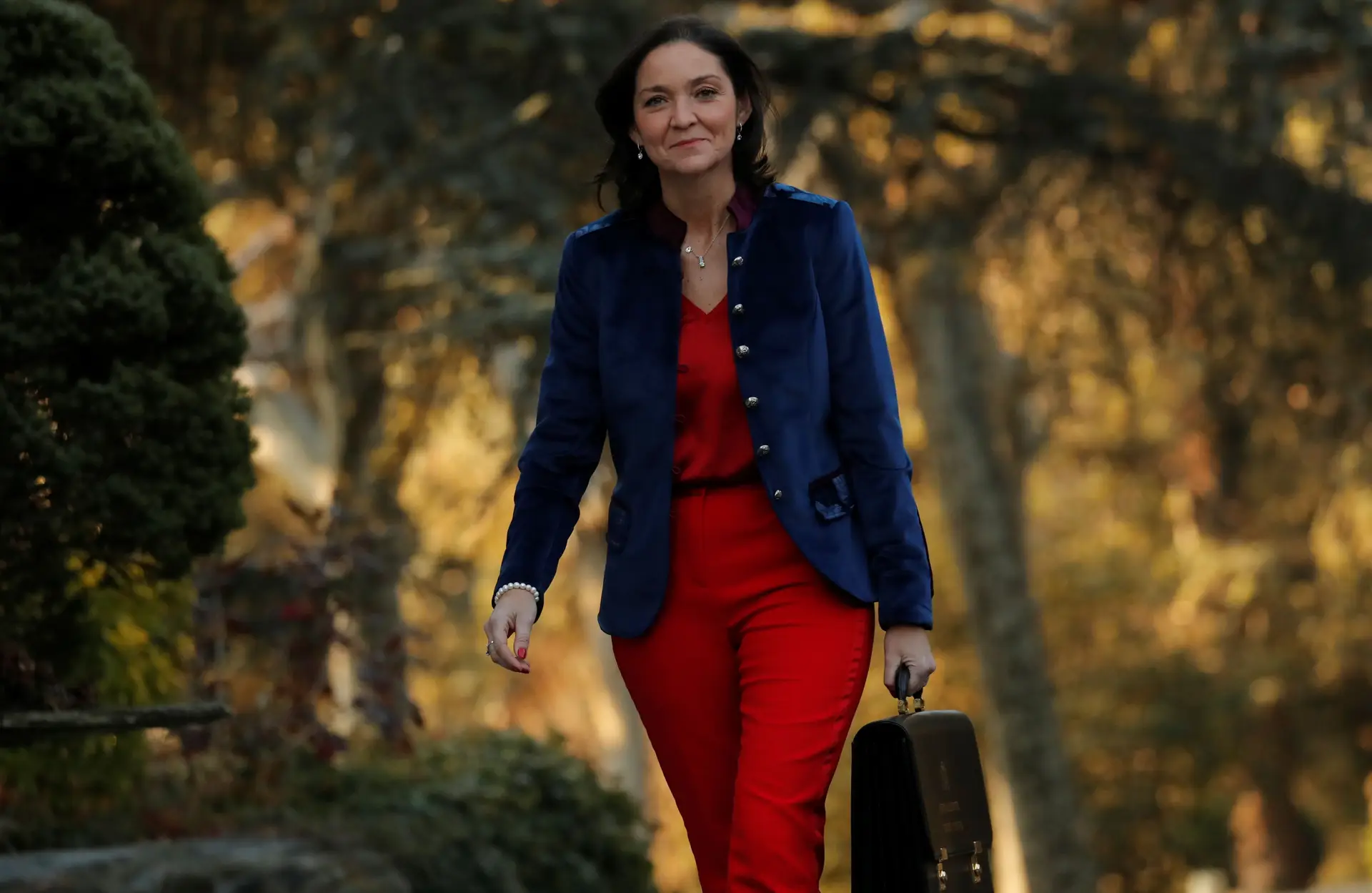 Ministra espanhola recebe envelope com uma faca aparentemente ensanguentada