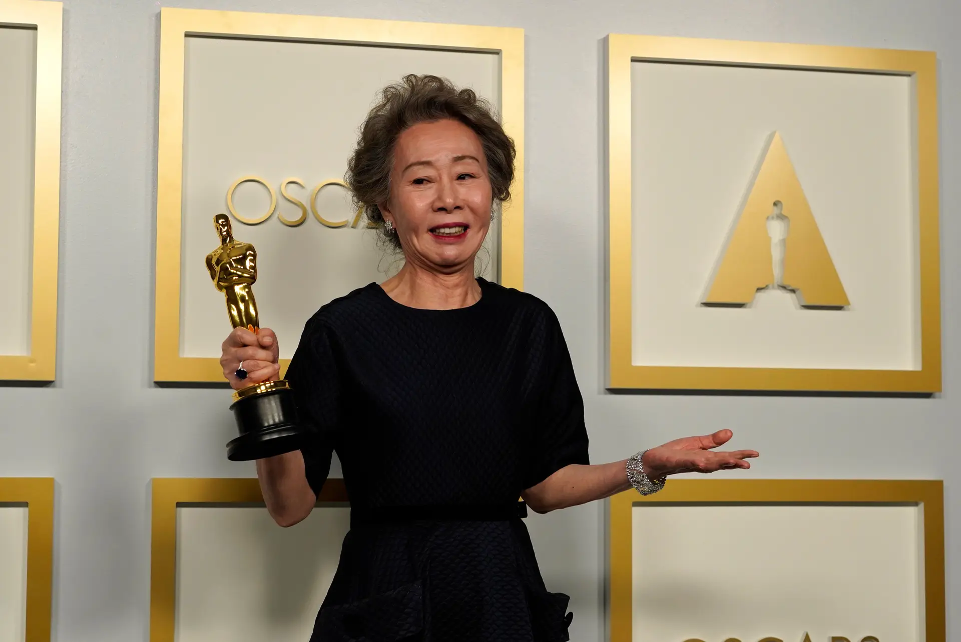 Atriz Yuh-Jung Youn vence Óscar de Melhor Atriz Secundária aos 73 anos