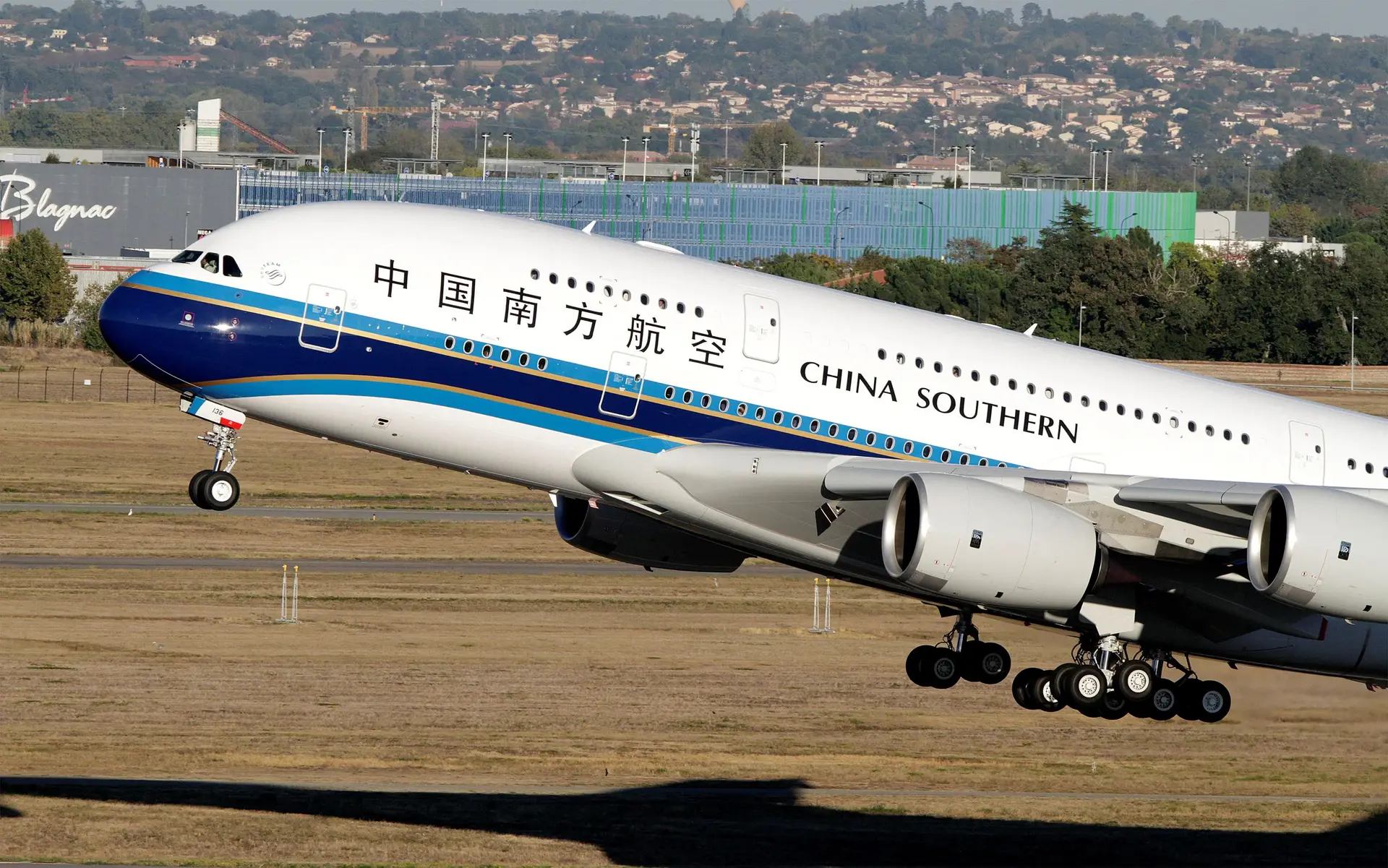 Covid-19. Companhia aérea chinesa fecha as portas a passageiros vindos do Brasil