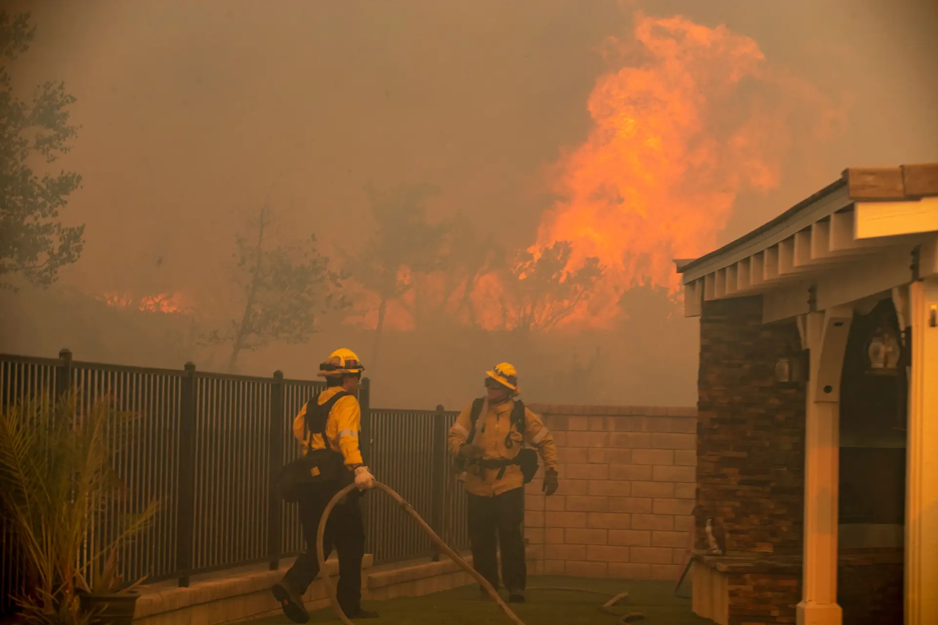 Um incêndio perto de Valência e Castaic, Califórnia, EUA  